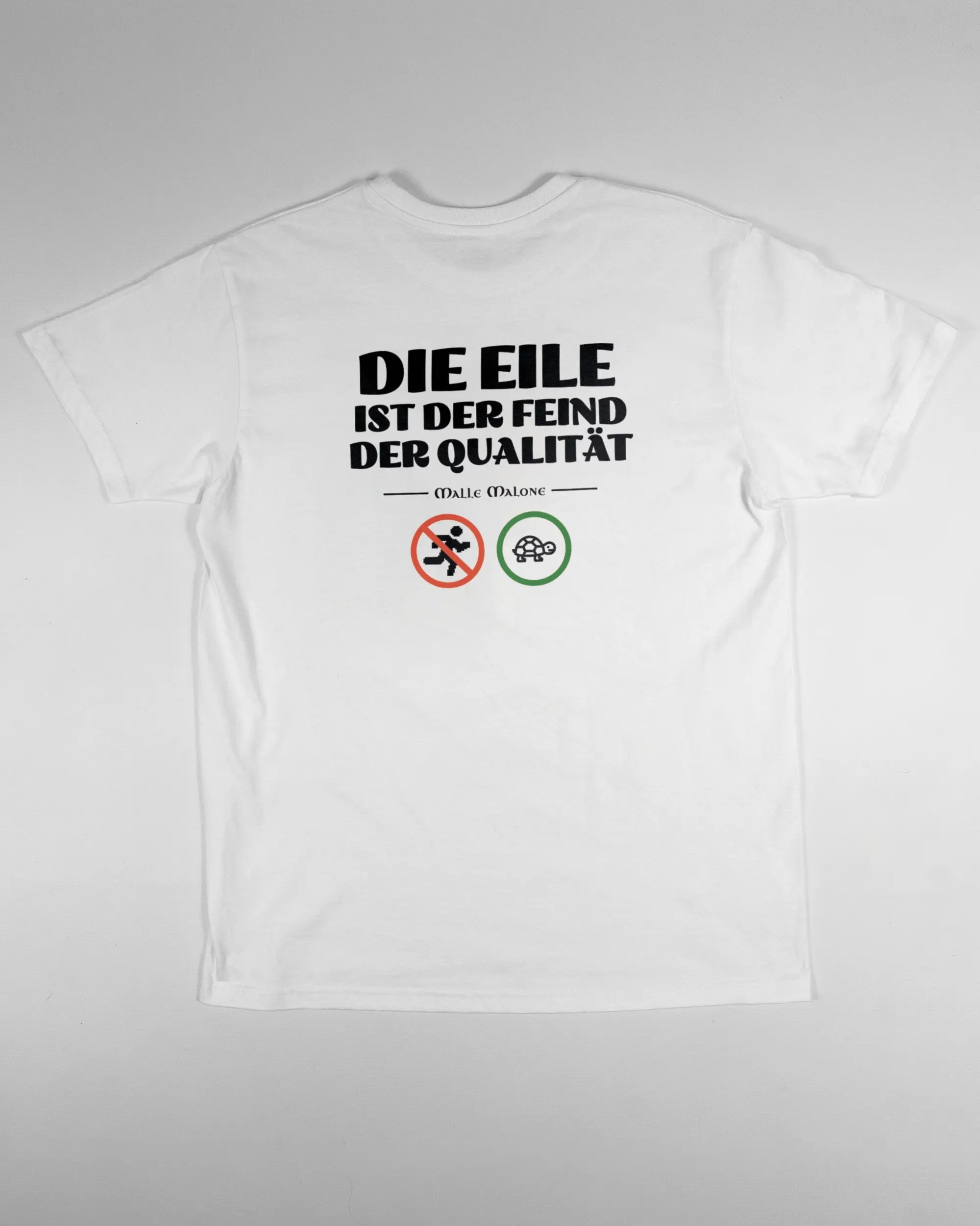 Rückseite des Basic Unisex T-Shirt Soft von Maondo mit dem Design Keine Eile in der Farbe White und in der Größe S flach auf den Boden gelegt