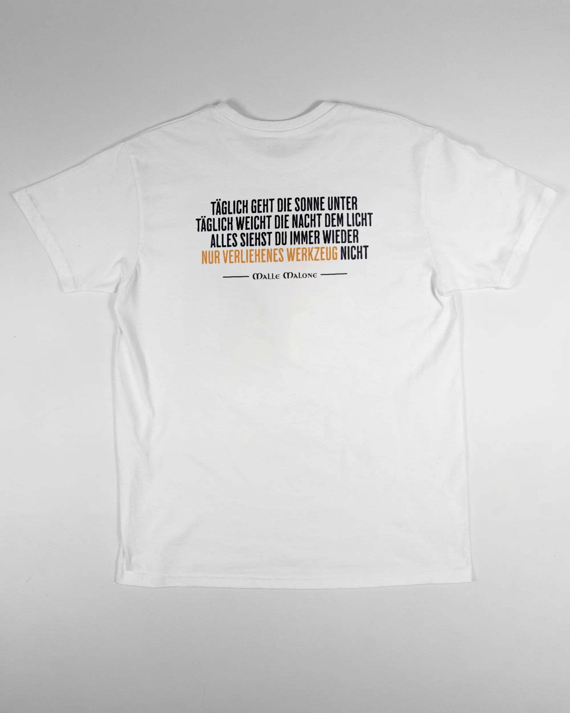 Rückseite des Basic Unisex T-Shirt Soft von Maondo mit dem Design Wegzeug in der Farbe White und in der Größe S flach auf den Boden gelegt