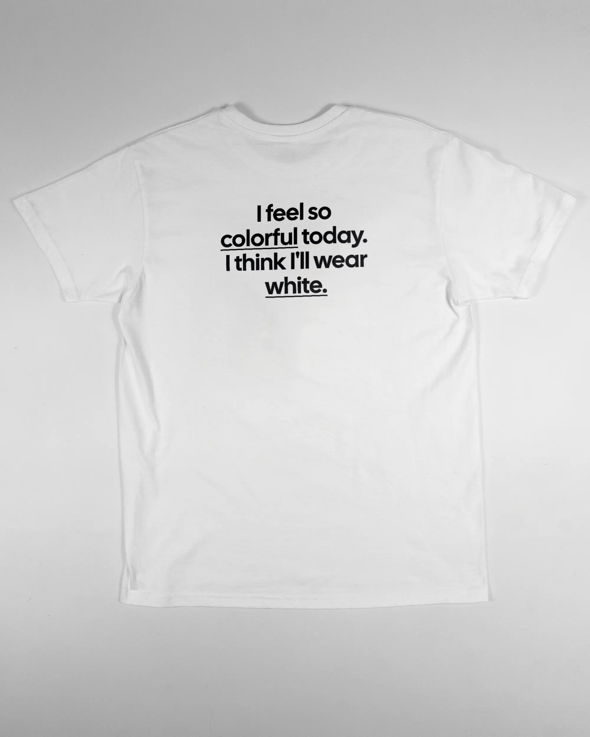 Rückseite des Basic Unisex T-Shirt Slim von Maondo mit dem Design Colorful Day in der Farbe White und in der Größe S flach auf den Boden gelegt