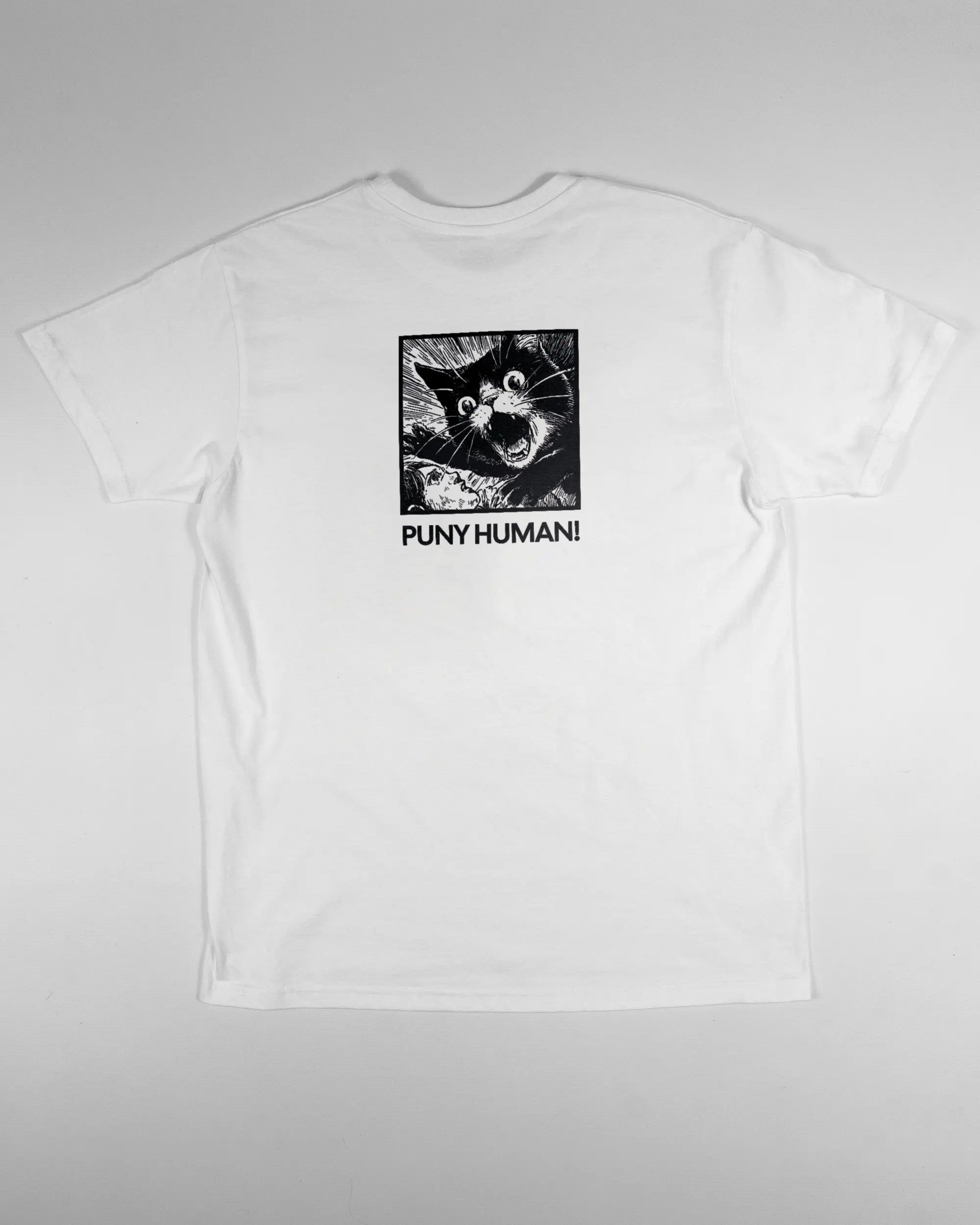 Rückseite des Basic Unisex T-Shirt Soft von Maondo mit dem Design Puny Human in der Farbe White und in der Größe S flach auf den Boden gelegt