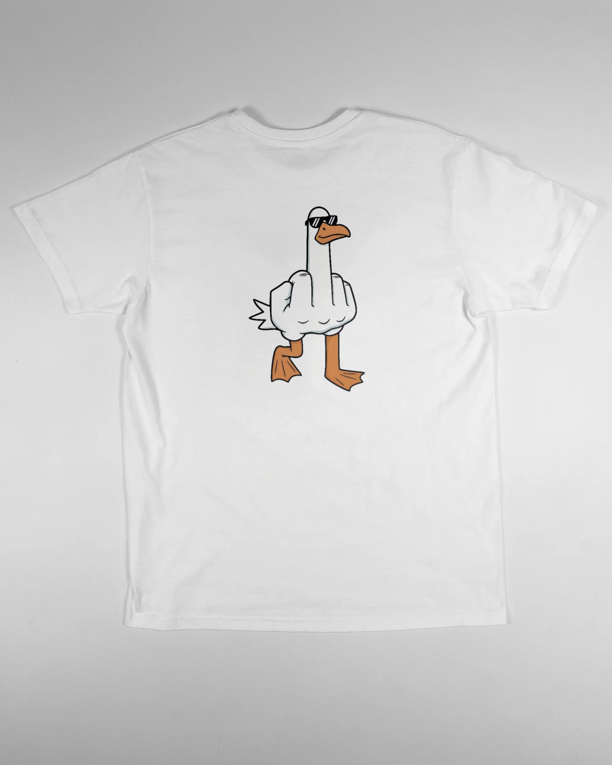 Rückseite des Basic Unisex T-Shirt Soft von Maondo mit dem Design I give a duck in der Farbe White und in der Größe S flach auf den Boden gelegt