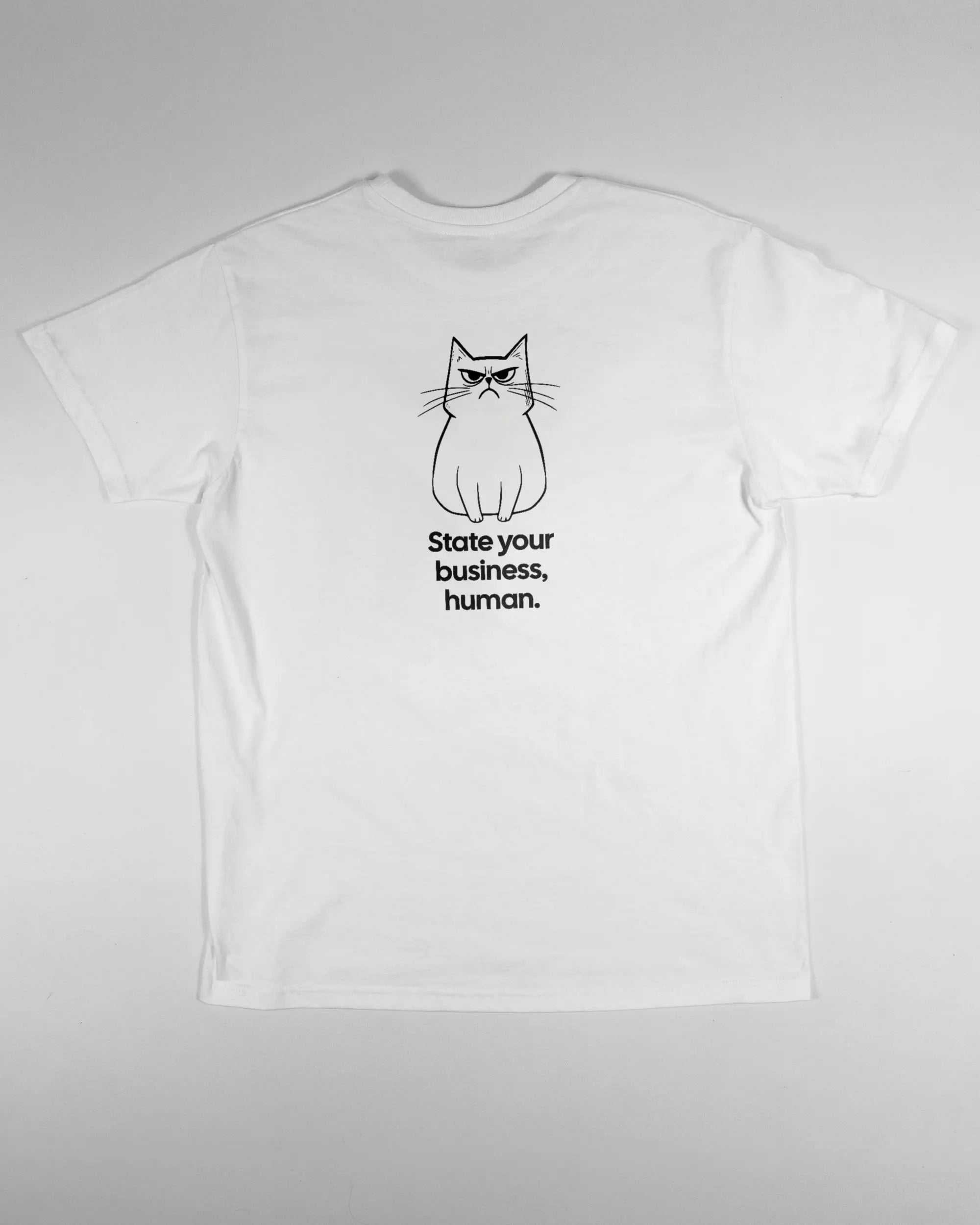 Rückseite des Basic Unisex T-Shirt Soft von Maondo mit dem Design Grumpy Purr in der Farbe White und in der Größe S flach auf den Boden gelegt