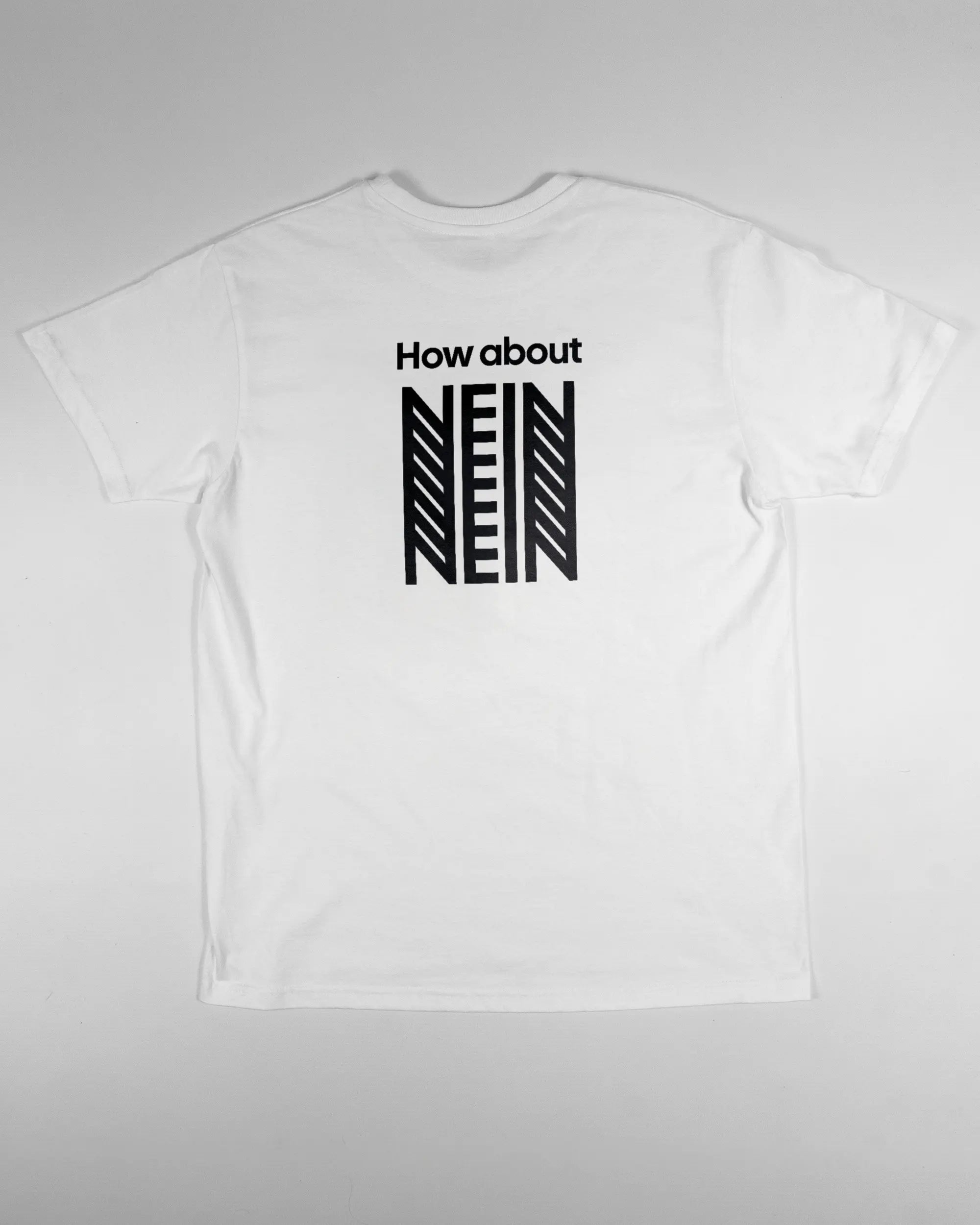 Rückseite des Basic Unisex T-Shirt Soft von Maondo mit dem Design How about nein in der Farbe White und in der Größe S flach auf den Boden gelegt