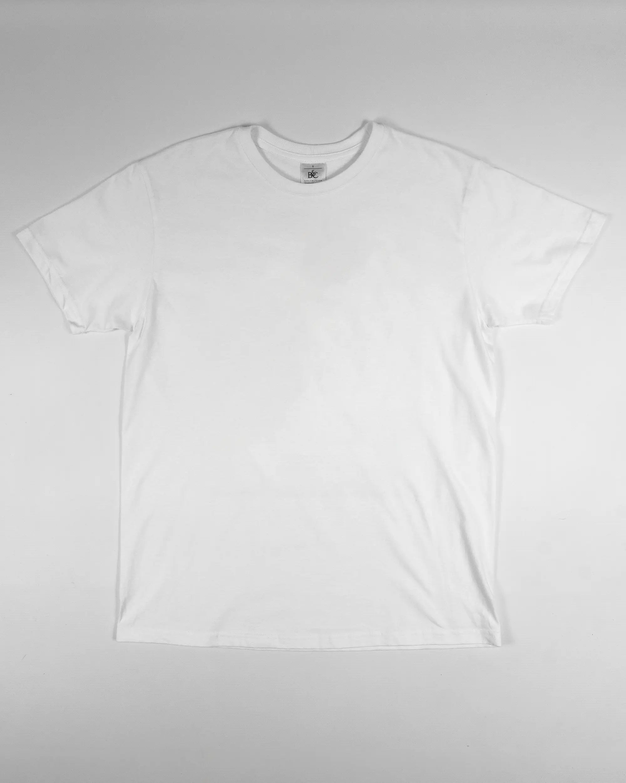 Vorderseite des Basic Unisex T-Shirt Soft von Maondo ohne Motiv in der Farbe White und in der Größe S flach auf den Boden gelegt