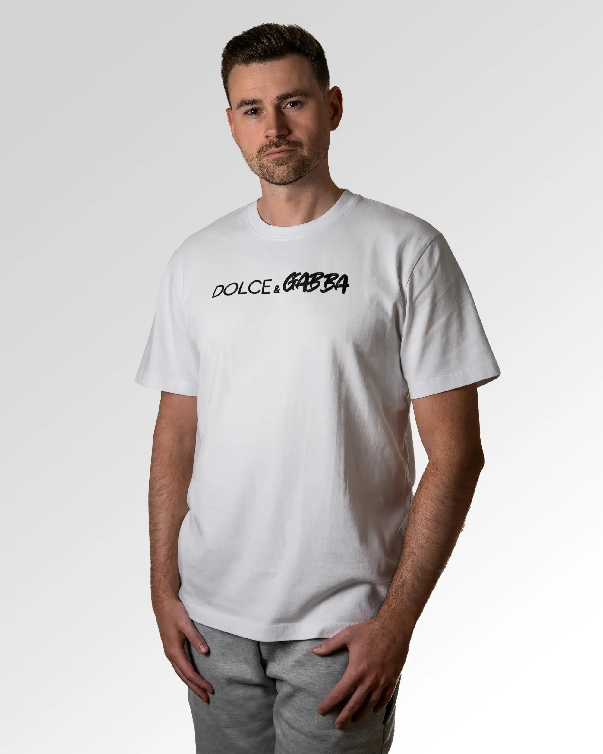 Primärer Modelshot der Druckseite des Organic Unisex T-Shirts von Maondo im Heavy Fit mit dem Design Dolce & Gabba in der Farbe White