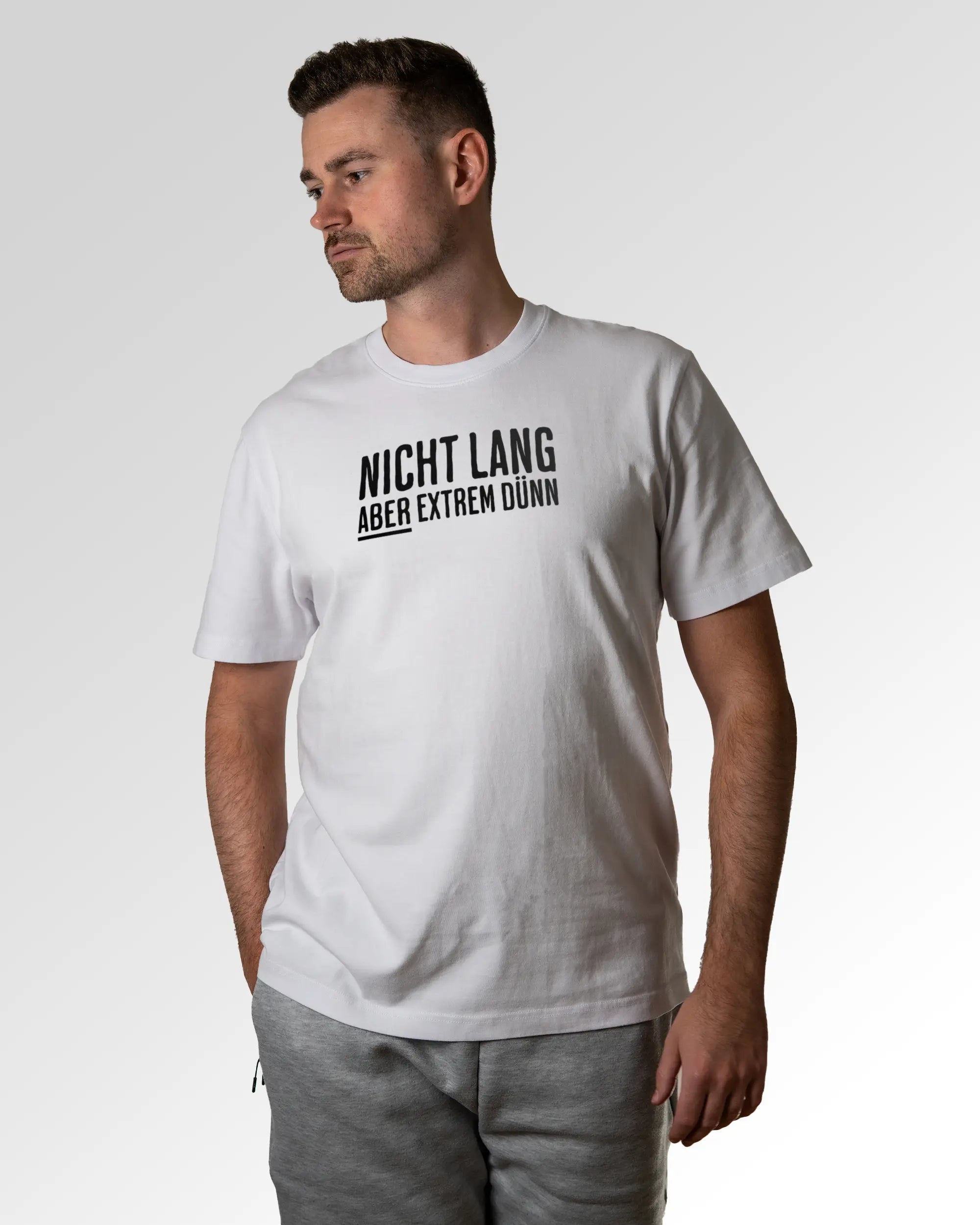 Primärer Modelshot der Druckseite des Organic Unisex T-Shirts von Maondo im Heavy Fit mit dem Design Zu kurz geraten in der Farbe White