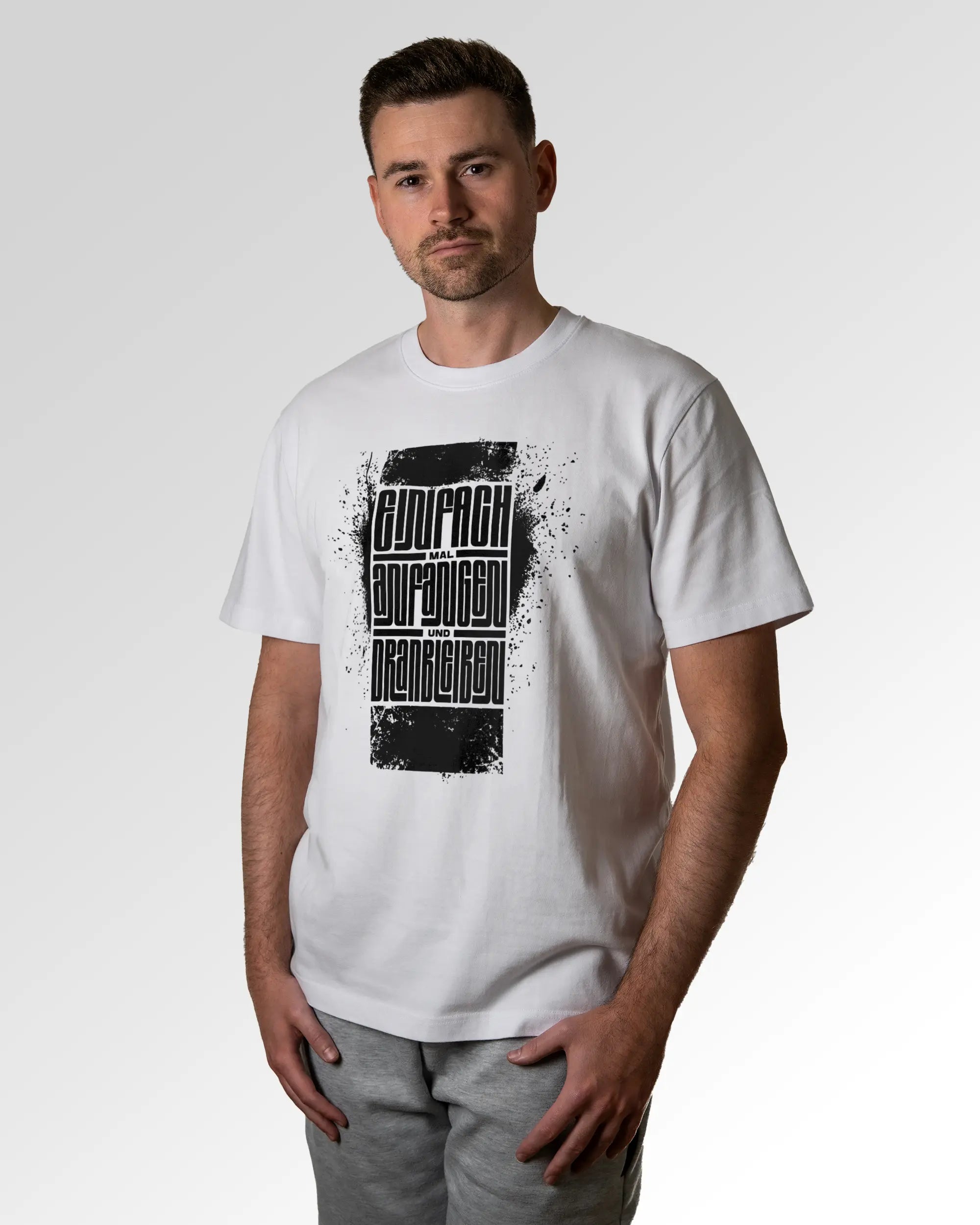 Primärer Modelshot der Druckseite des Organic Unisex T-Shirts von Maondo im Heavy Fit mit dem Design Einfach Anfangen in der Farbe White