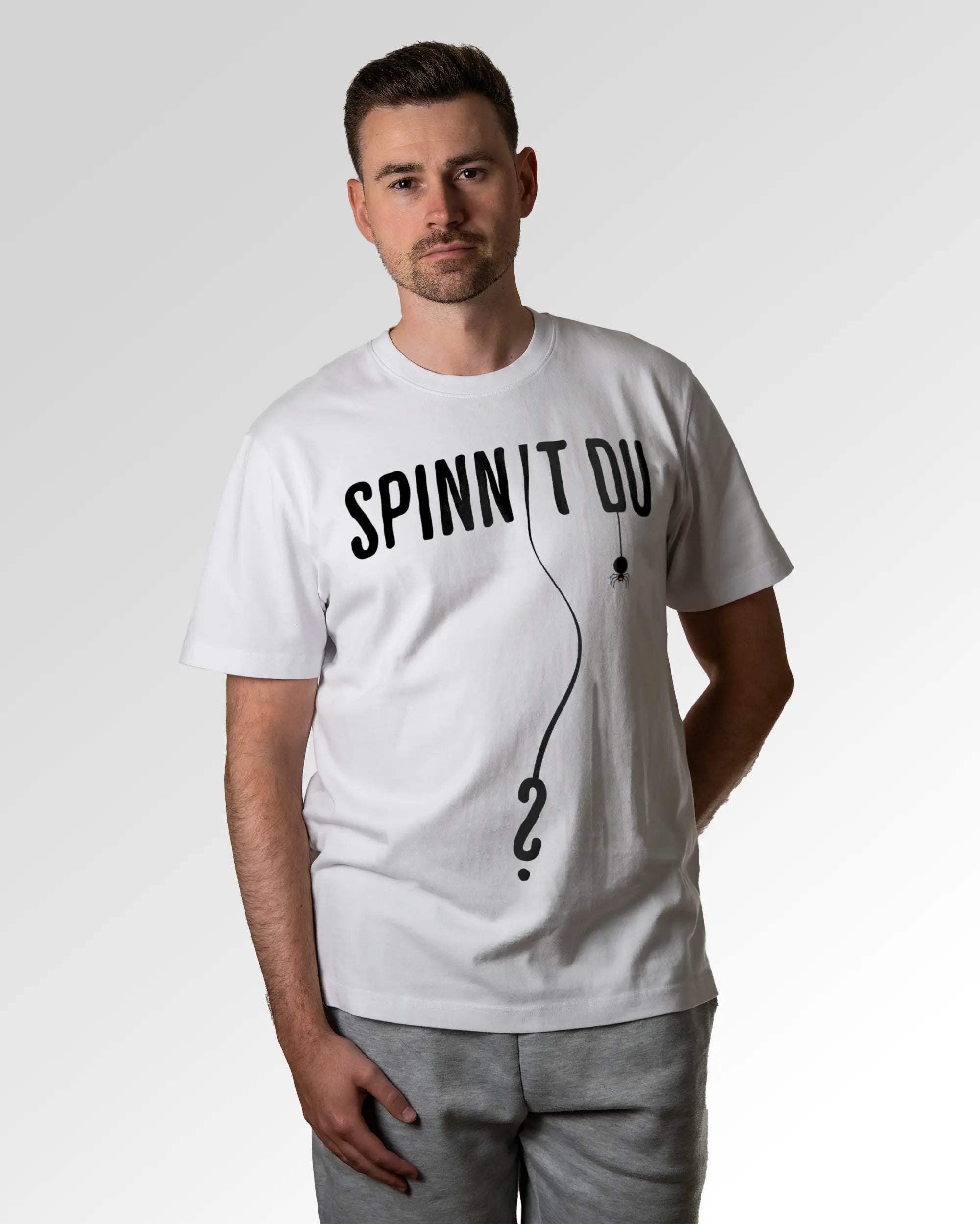 Primärer Modelshot der Druckseite des Organic Unisex T-Shirts von Maondo im Heavy Fit mit dem Design Spinnst du? in der Farbe White