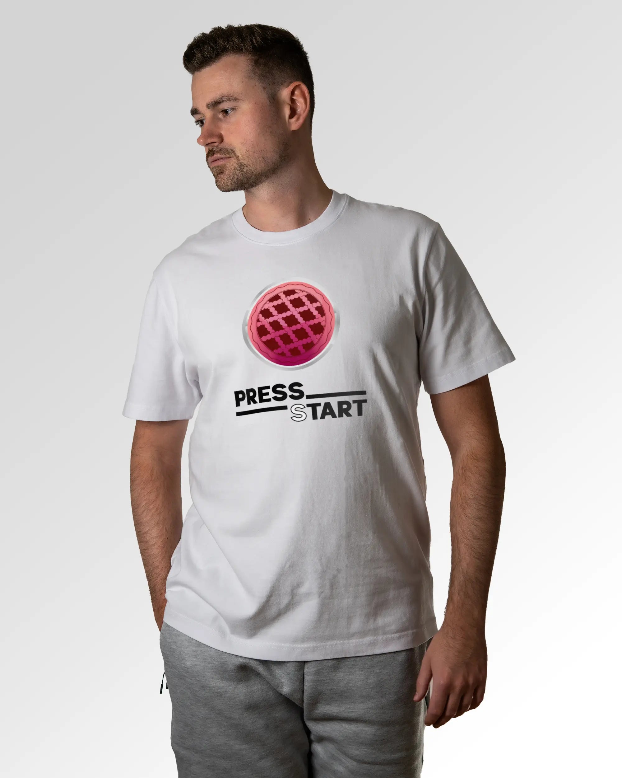 Primärer Modelshot der Druckseite des Organic Unisex T-Shirts von Maondo im Heavy Fit mit dem Design Press Tart in der Farbe White