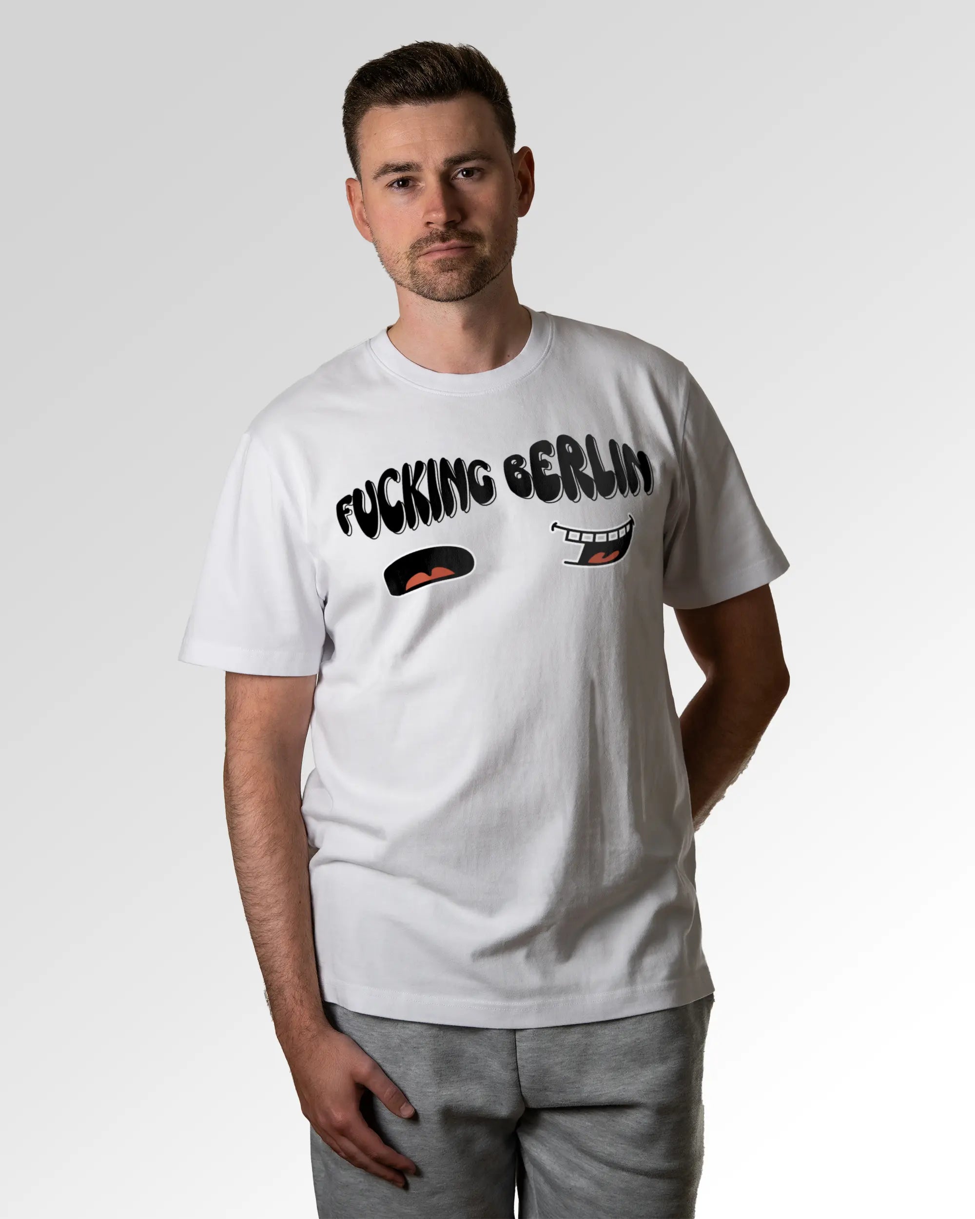 Primärer Modelshot der Druckseite des Organic Unisex T-Shirts von Maondo im Heavy Fit mit dem Design F Berlin in der Farbe White