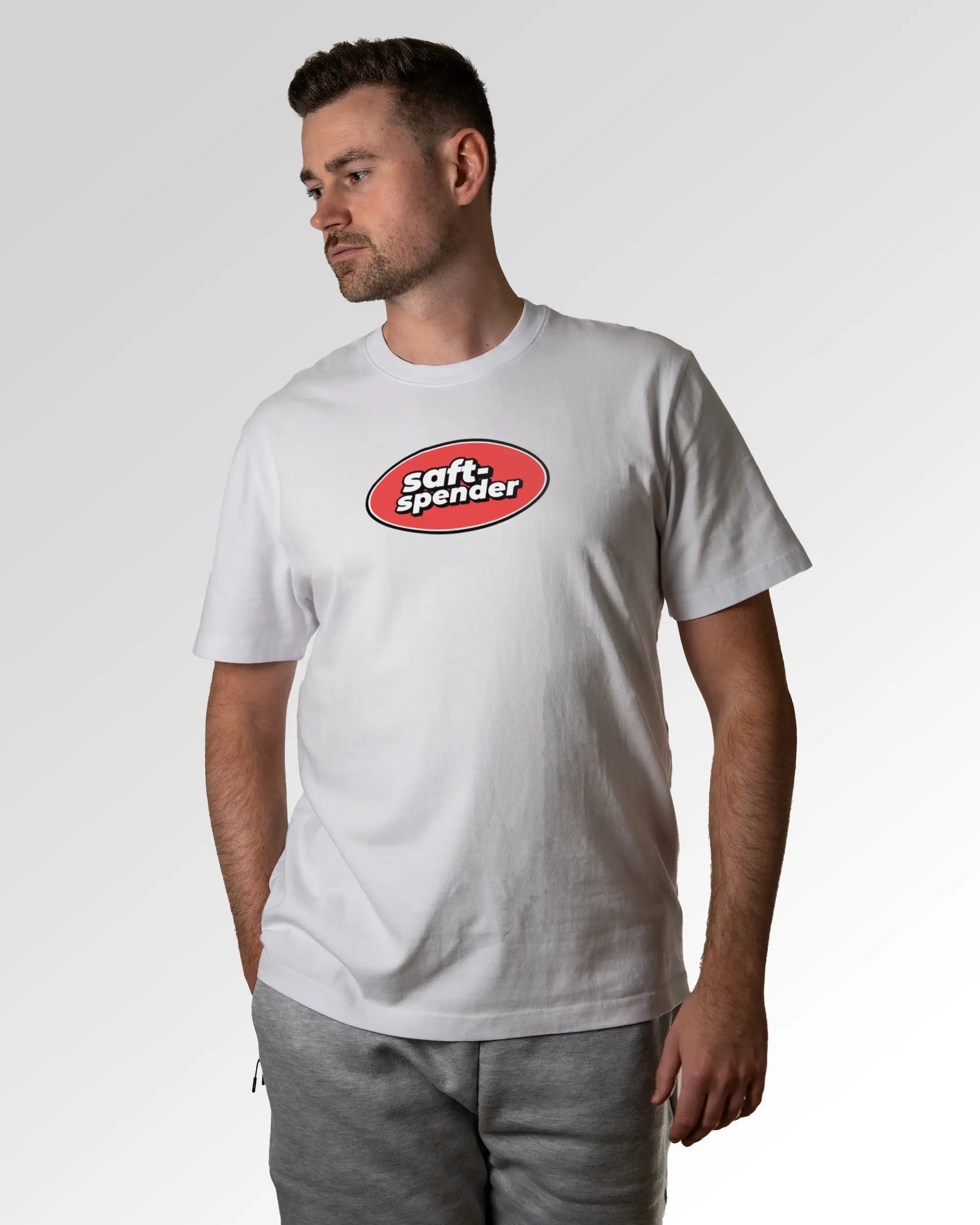 Primärer Modelshot der Druckseite des Organic Unisex T-Shirts von Maondo im Heavy Fit mit dem Design Saftspender in der Farbe White