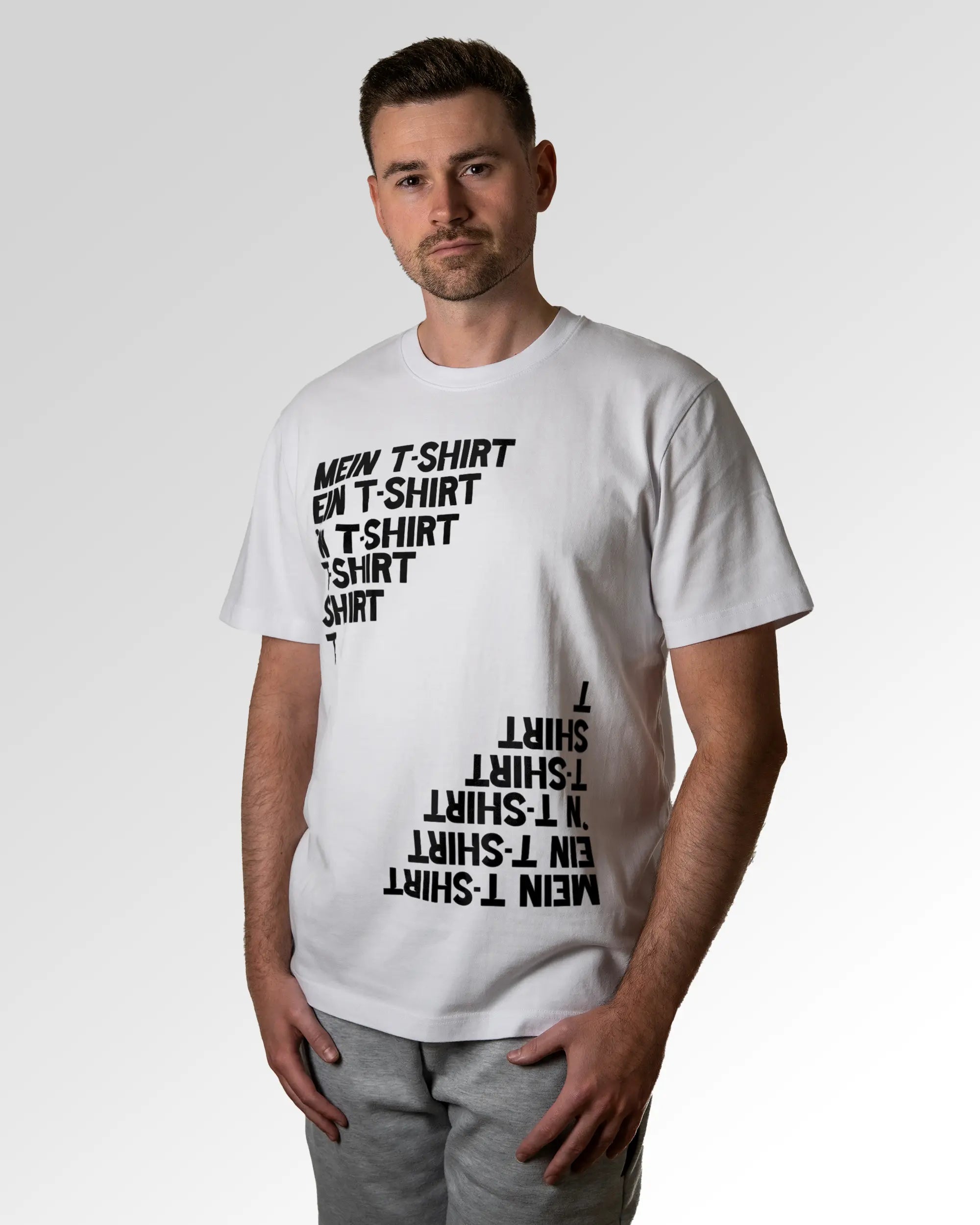Primärer Modelshot der Druckseite des Organic Unisex T-Shirts von Maondo im Heavy Fit mit dem Design Basically ein T-Shirt in der Farbe White