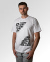 Primärer Modelshot der Druckseite des Organic Unisex T-Shirts von Maondo im Heavy Fit mit dem Design Basically ein T-Shirt in der Farbe White