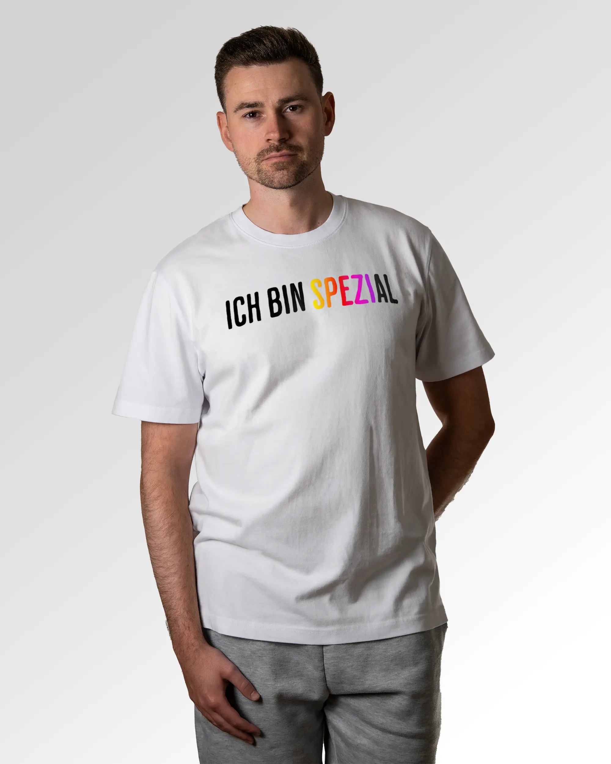 Primärer Modelshot der Druckseite des Organic Unisex T-Shirts von Maondo im Heavy Fit mit dem Design Ich bin Spezial in der Farbe White