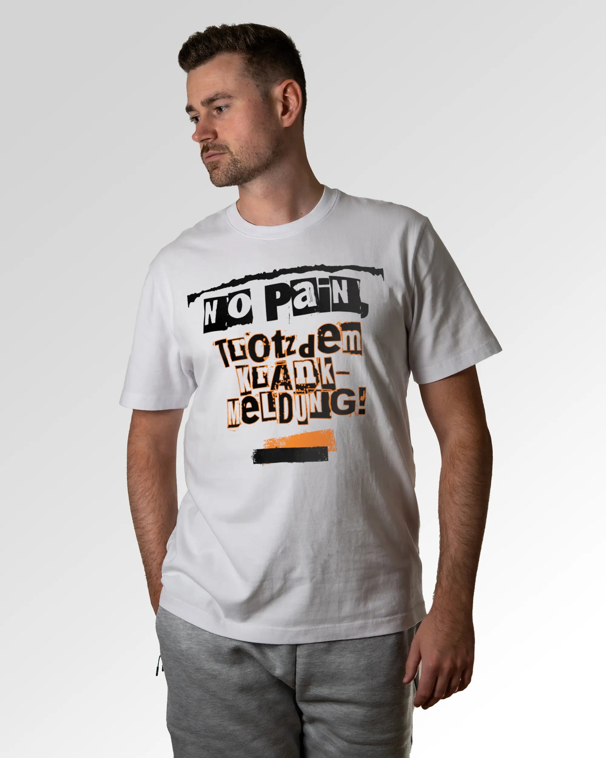 Primärer Modelshot der Druckseite des Organic Unisex T-Shirts von Maondo im Heavy Fit mit dem Design Krankmeldung in der Farbe White