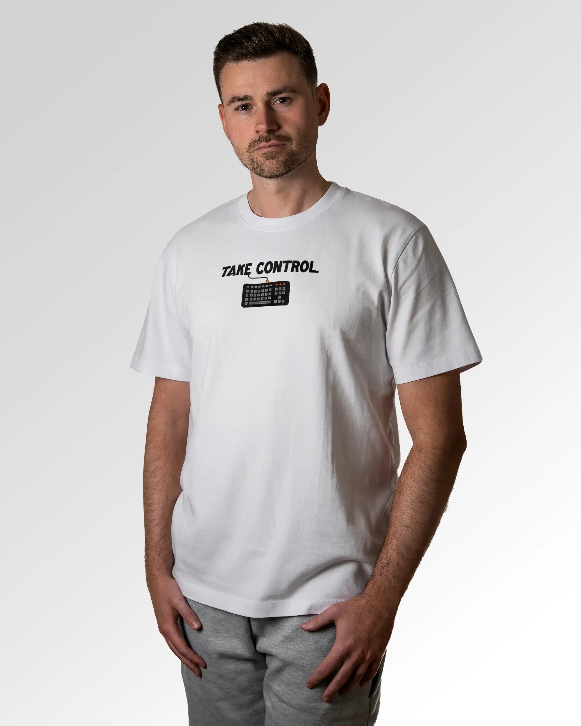 Primärer Modelshot der Druckseite des Organic Unisex T-Shirts von Maondo im Heavy Fit mit dem Design Take Control in der Farbe White