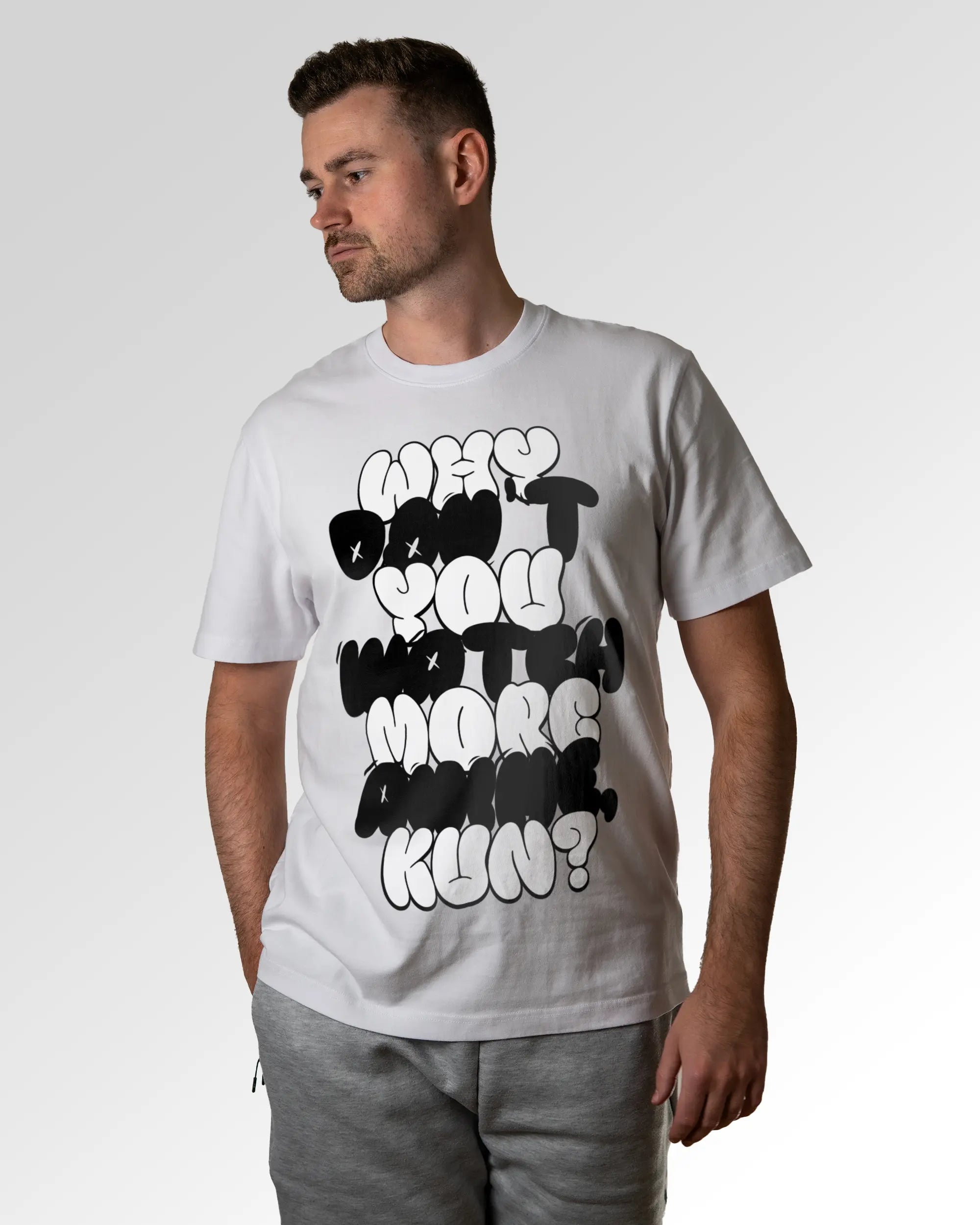 Primärer Modelshot der Druckseite des Organic Unisex T-Shirts von Maondo im Heavy Fit mit dem Design Anime Kun in der Farbe White