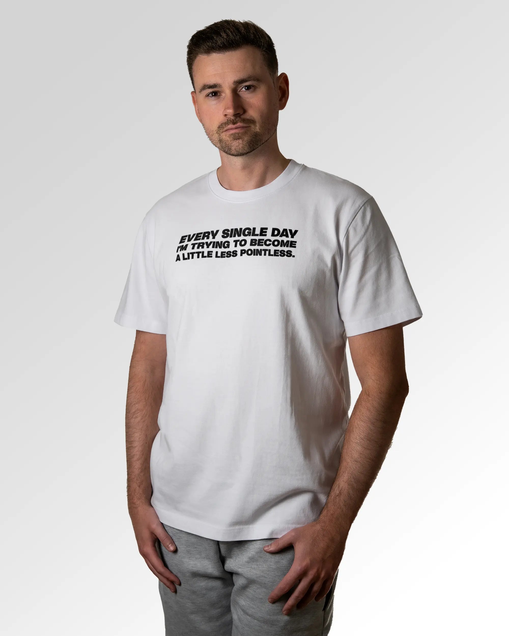 Primärer Modelshot der Druckseite des Organic Unisex T-Shirts von Maondo im Heavy Fit mit dem Design Less Pointless in der Farbe White