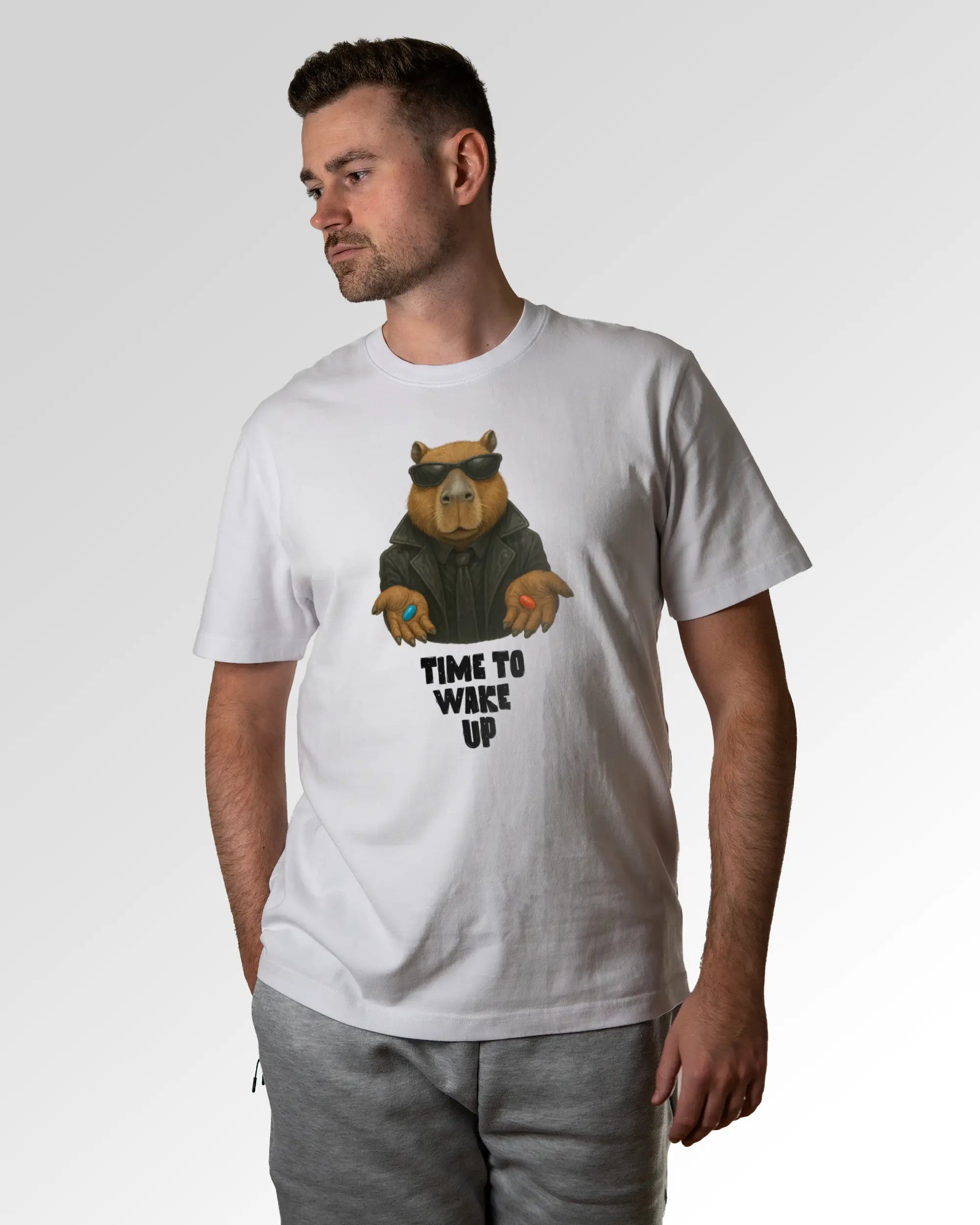 Primärer Modelshot der Druckseite des Organic Unisex T-Shirts von Maondo im Heavy Fit mit dem Design Wake up in der Farbe White