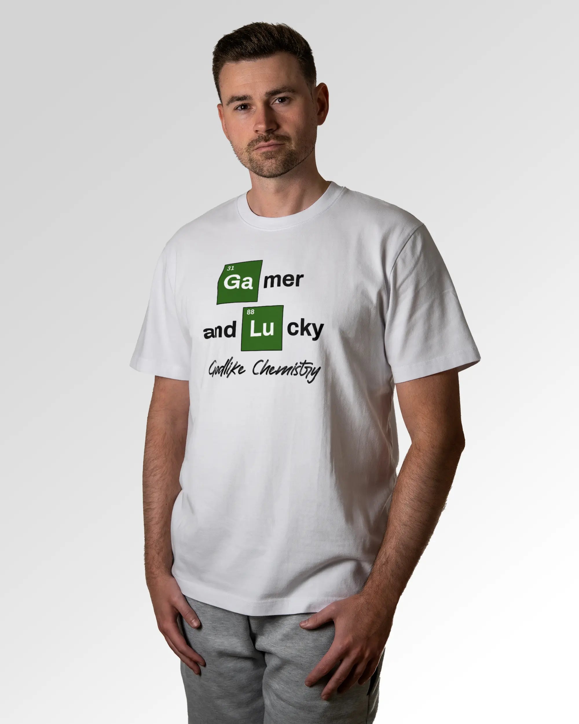 Primärer Modelshot der Druckseite des Organic Unisex T-Shirts von Maondo im Heavy Fit mit dem Design Gamer Chemistry in der Farbe White