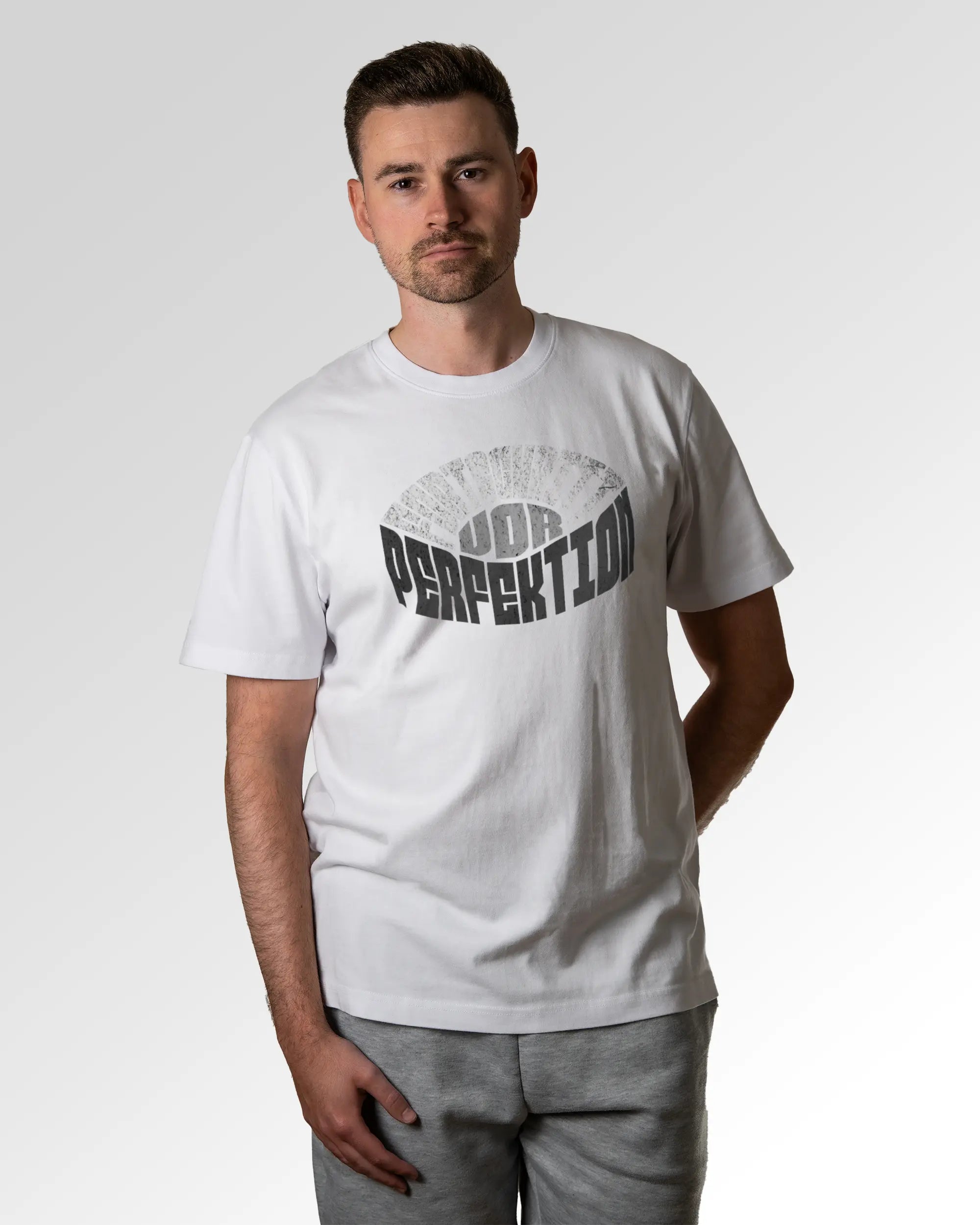 Primärer Modelshot der Druckseite des Organic Unisex T-Shirts von Maondo im Heavy Fit mit dem Design Geh mal vor in der Farbe White