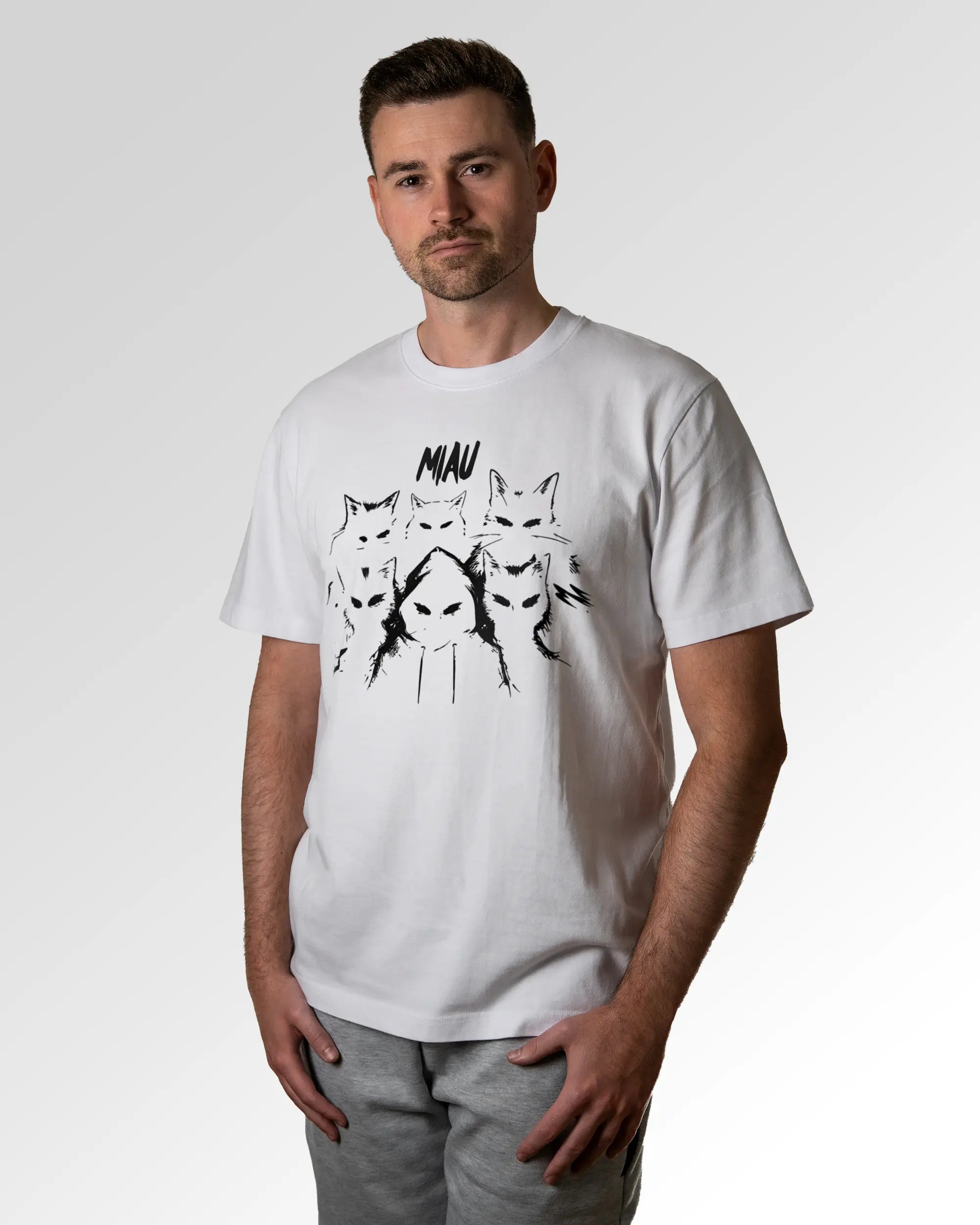 Primärer Modelshot der Druckseite des Organic Unisex T-Shirts von Maondo im Heavy Fit mit dem Design Miau Gang in der Farbe White