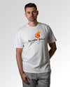 Primärer Modelshot der Druckseite des Organic Unisex T-Shirts von Maondo im Heavy Fit mit dem Design Die richtige Antwort in der Farbe White