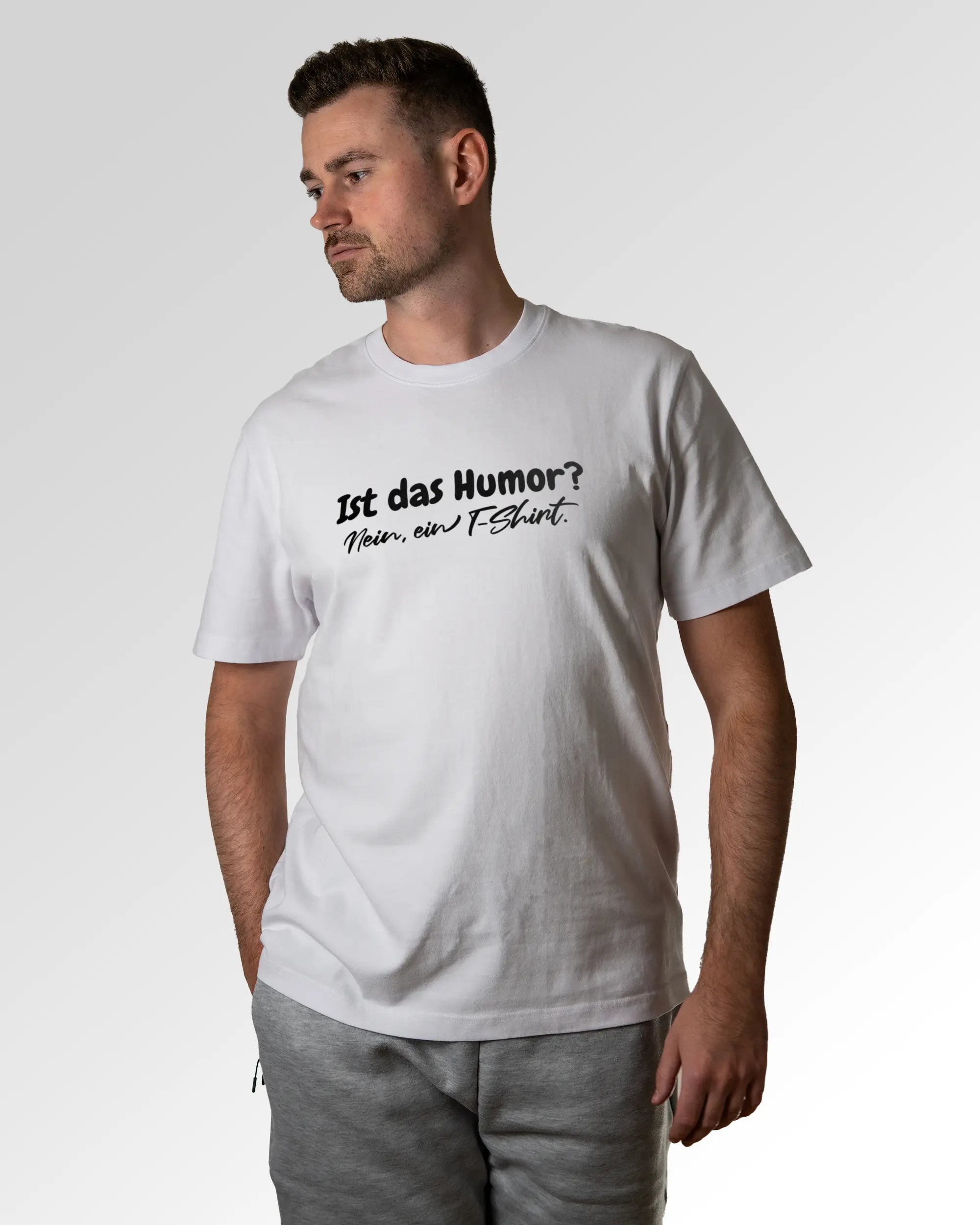 Primärer Modelshot der Druckseite des Organic Unisex T-Shirts von Maondo im Heavy Fit mit dem Design T-Shirt mit Humor in der Farbe White