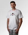 Primärer Modelshot der Druckseite des Organic Unisex T-Shirts von Maondo im Heavy Fit mit dem Design Vino nie no in der Farbe White