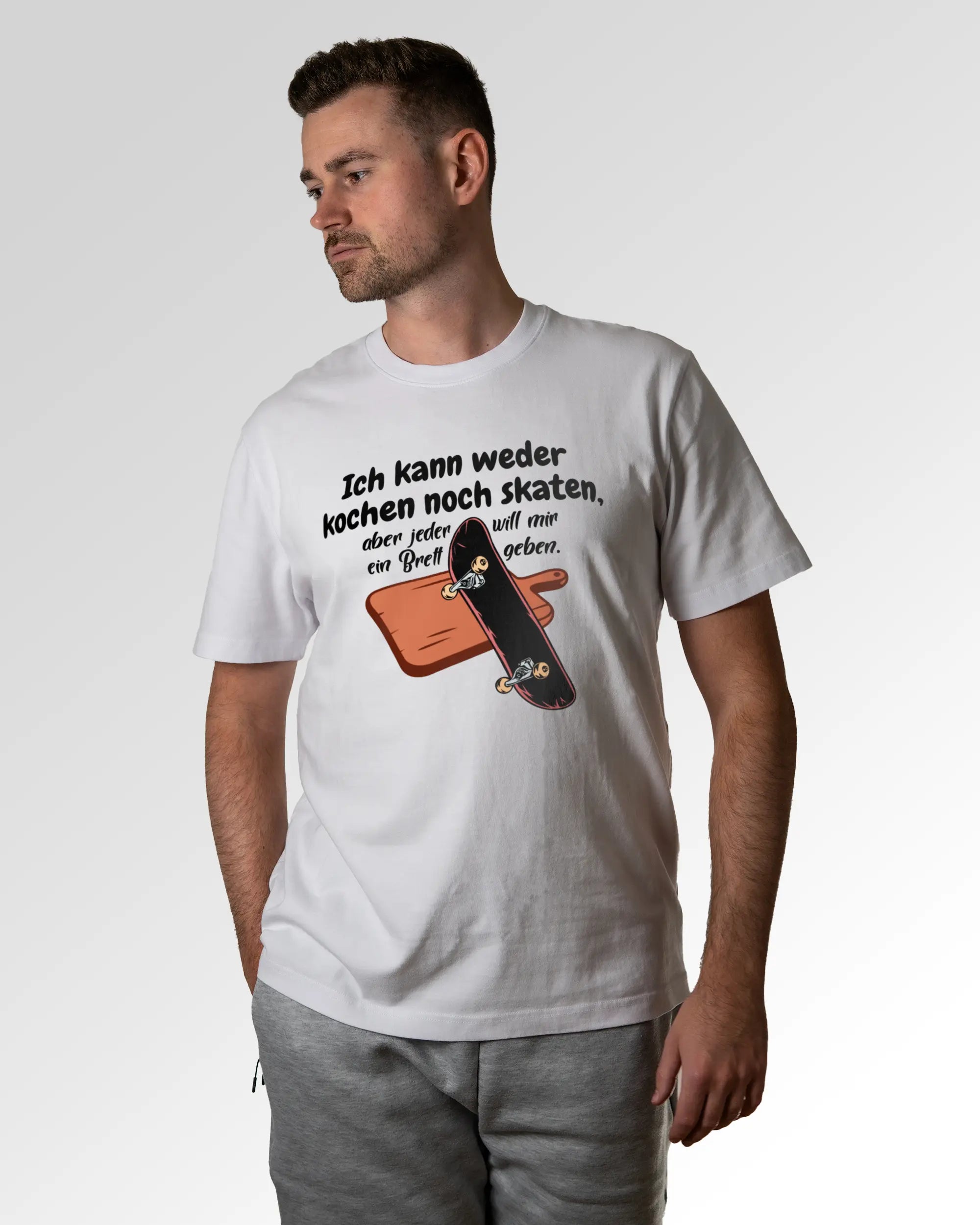 Primärer Modelshot der Druckseite des Organic Unisex T-Shirts von Maondo im Heavy Fit mit dem Design Ein Brett geben in der Farbe White