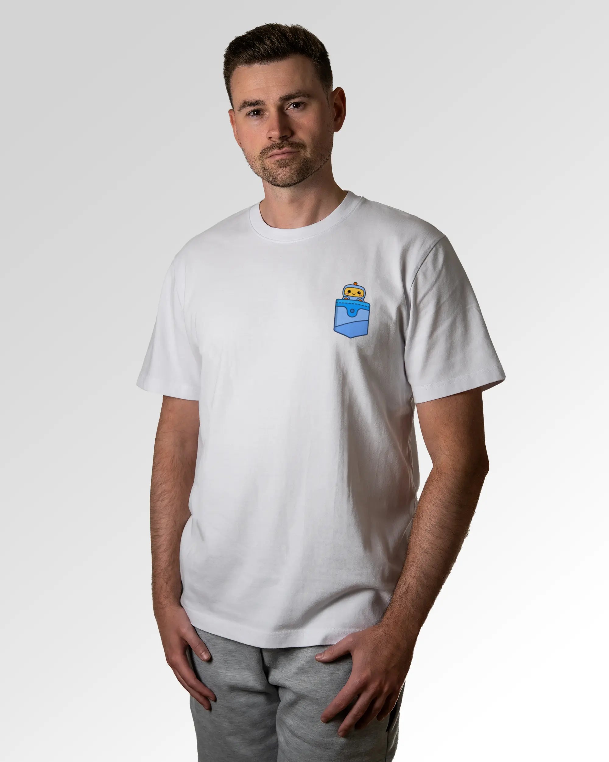 Primärer Modelshot der Druckseite des Organic Unisex T-Shirts von Maondo im Heavy Fit mit dem Design Taschenbot in der Farbe White