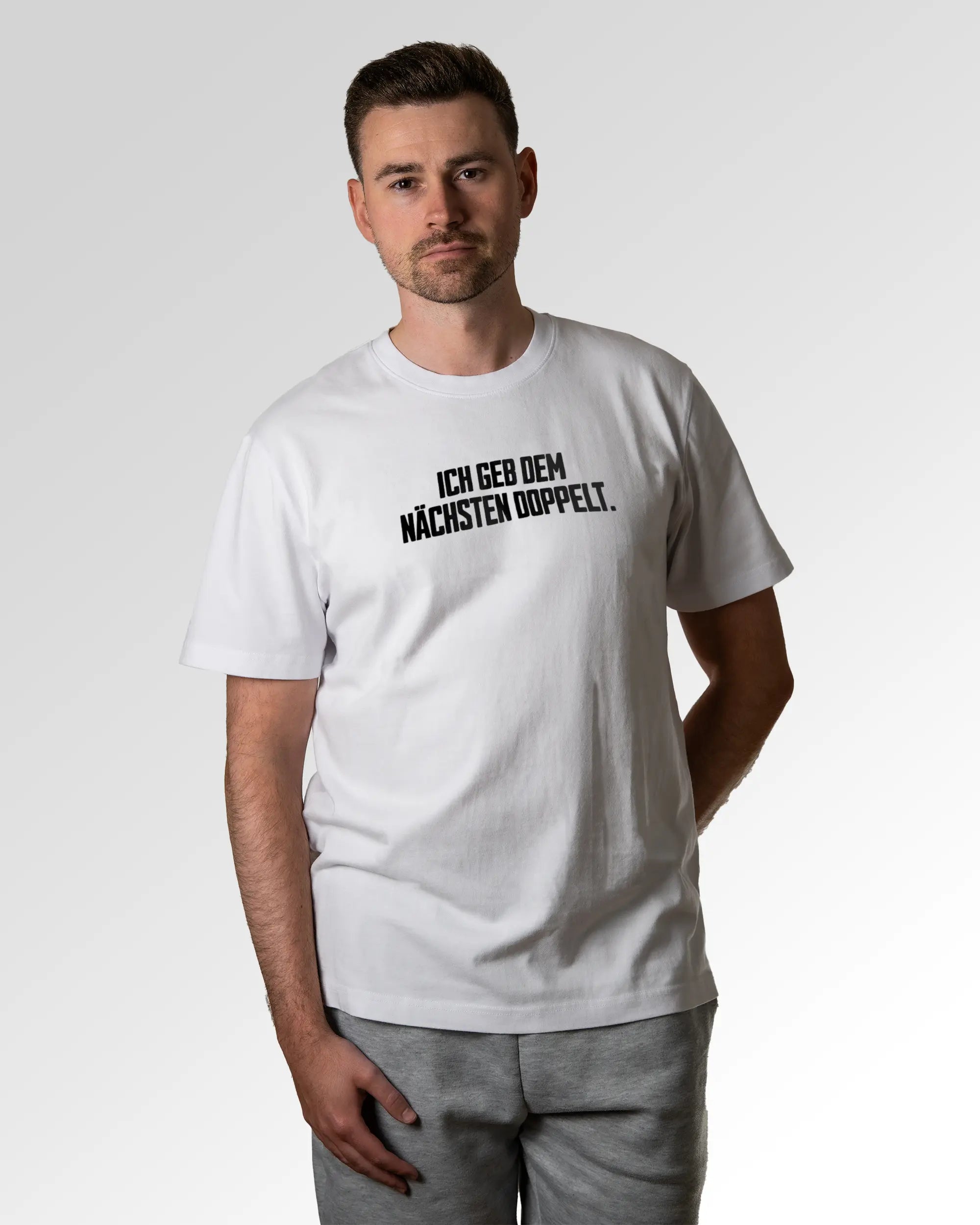 Primärer Modelshot der Druckseite des Organic Unisex T-Shirts von Maondo im Heavy Fit mit dem Design Dem nächsten doppelt in der Farbe White