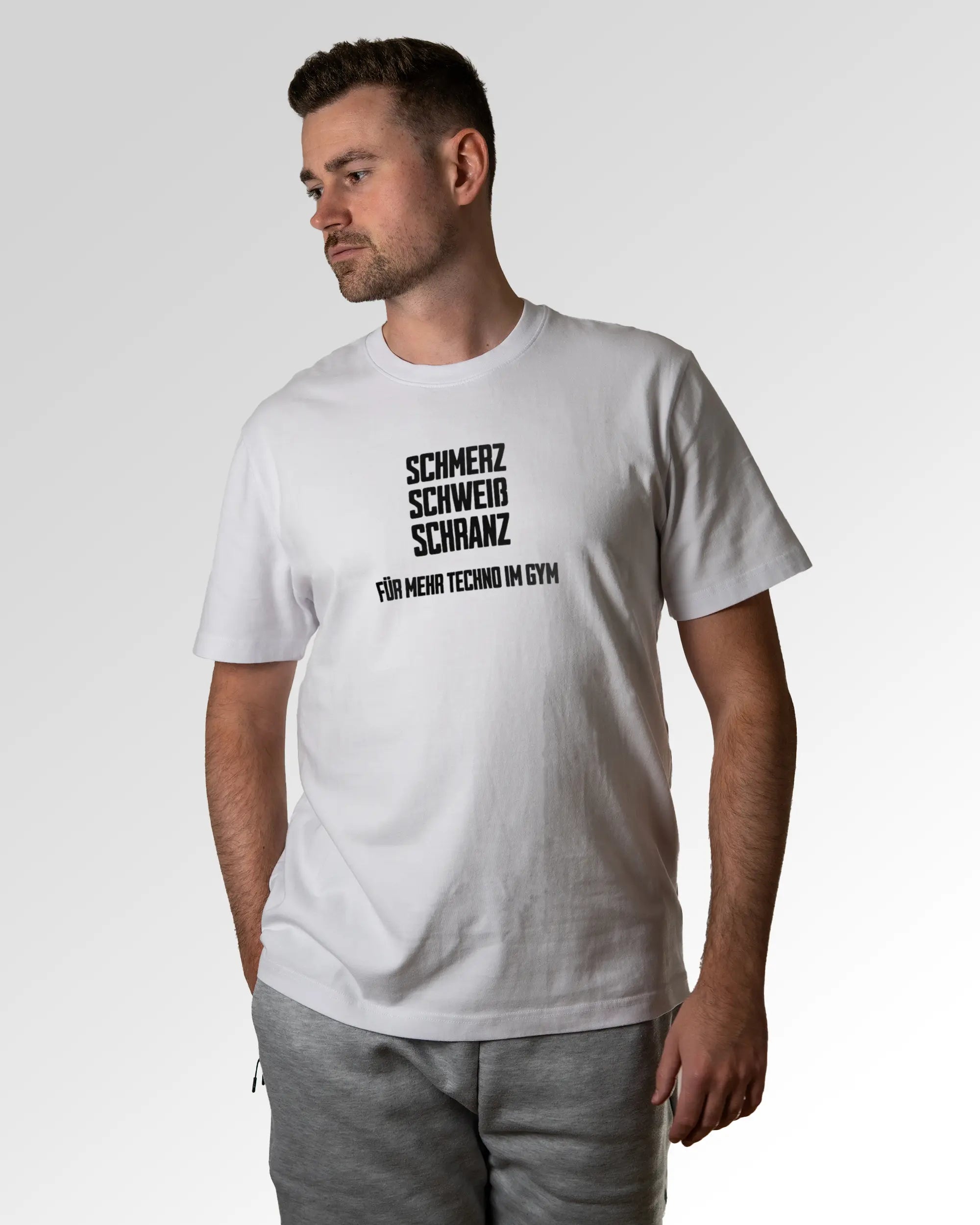 Primärer Modelshot der Druckseite des Organic Unisex T-Shirts von Maondo im Heavy Fit mit dem Design Techno im Gym in der Farbe White