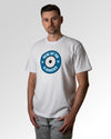 Primärer Modelshot der Druckseite des Organic Unisex T-Shirts von Maondo im Heavy Fit mit dem Design Blaumachen in der Farbe White