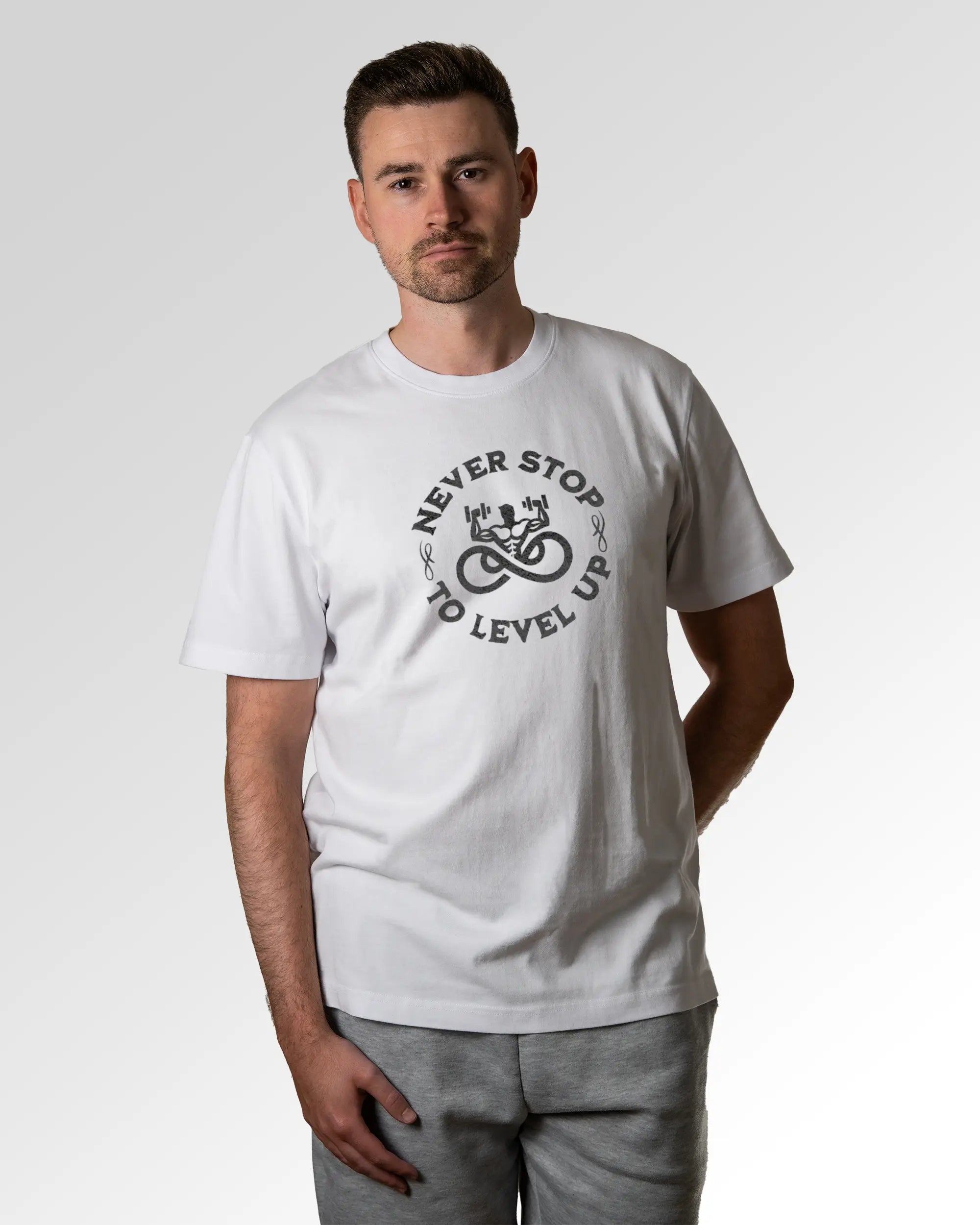 Primärer Modelshot der Druckseite des Organic Unisex T-Shirts von Maondo im Heavy Fit mit dem Design Lift Longer in der Farbe White