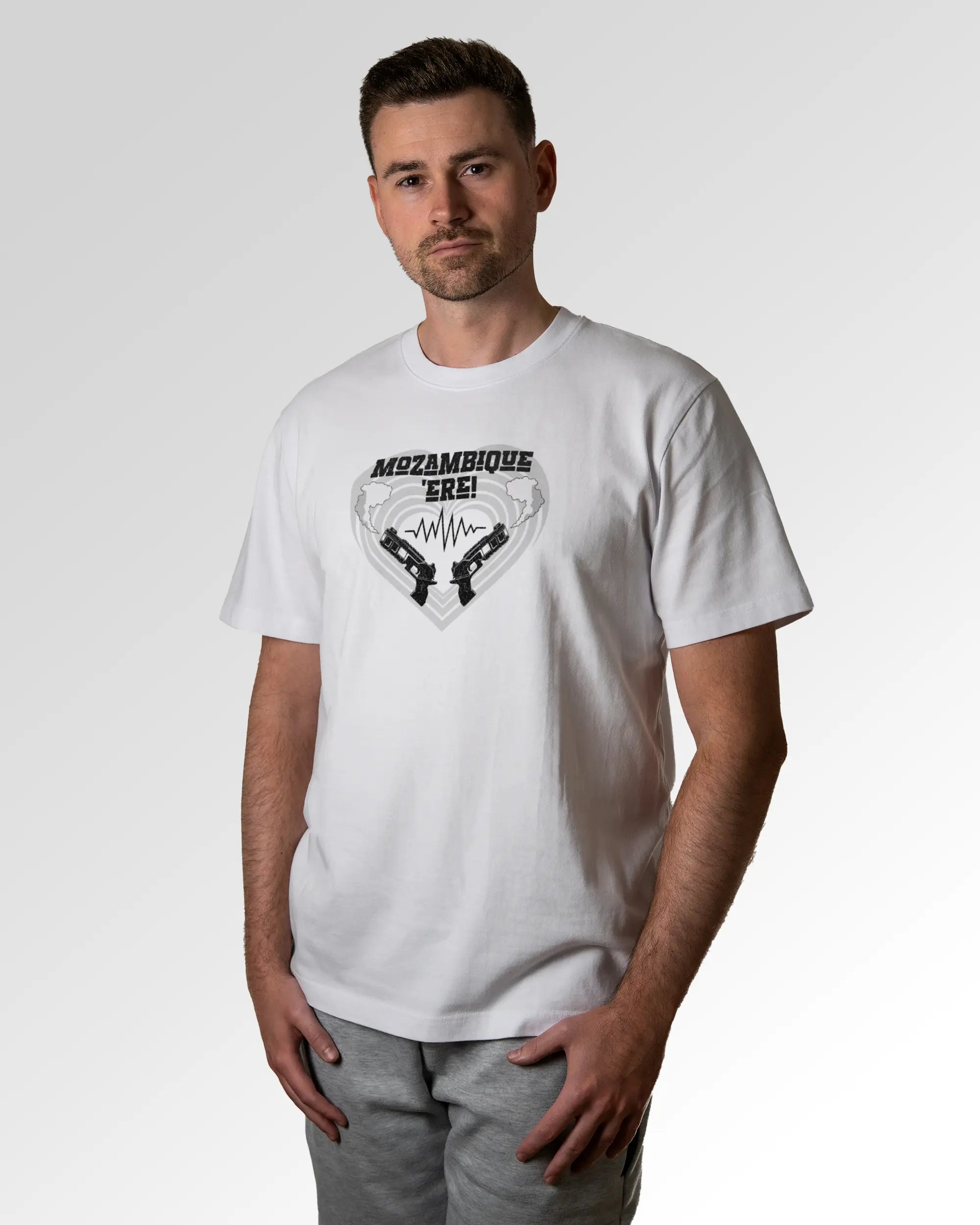 Primärer Modelshot der Druckseite des Organic Unisex T-Shirts von Maondo im Heavy Fit mit dem Design Mozambique ere in der Farbe White