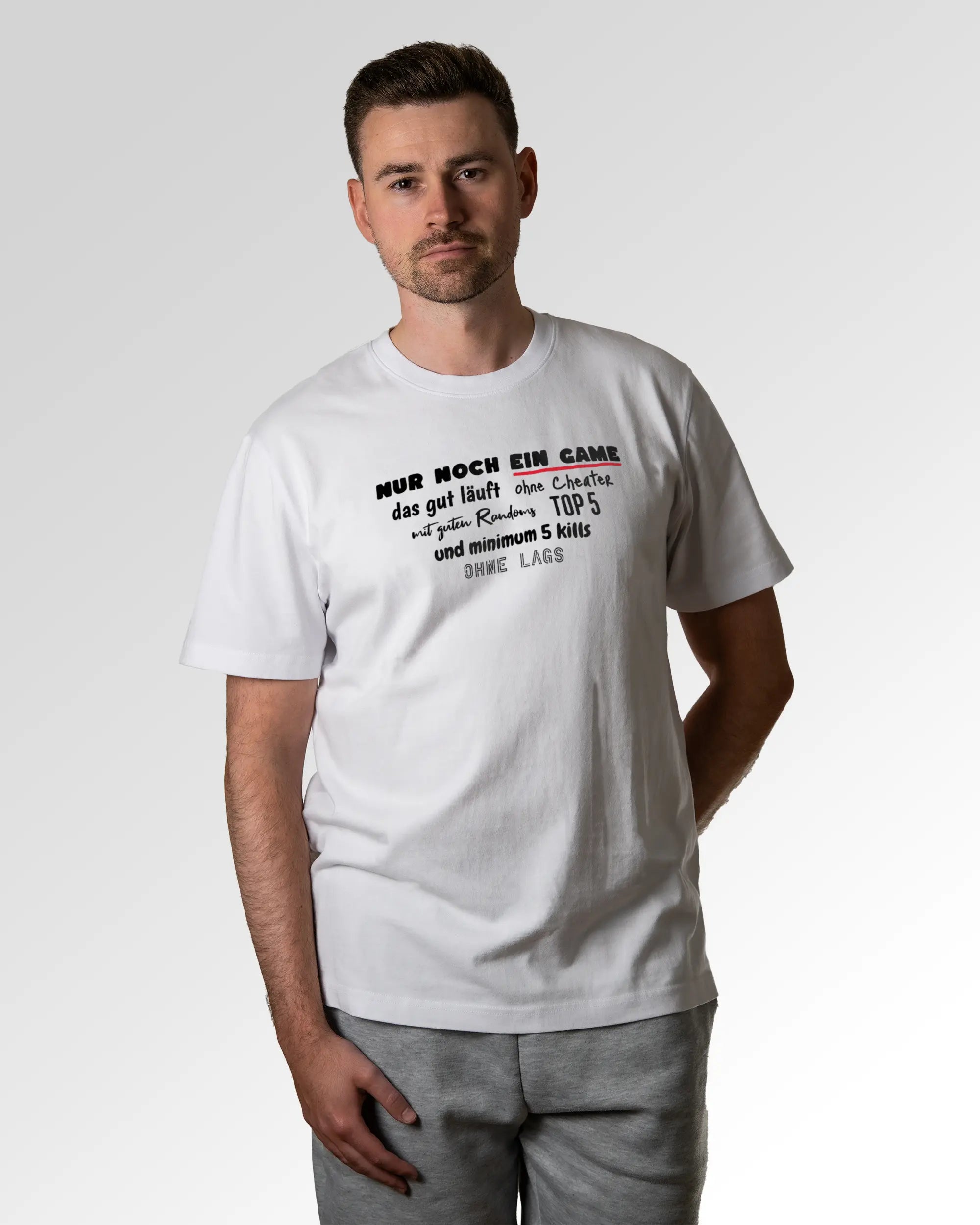 Primärer Modelshot der Druckseite des Organic Unisex T-Shirts von Maondo im Heavy Fit mit dem Design Nur noch ein Game in der Farbe White