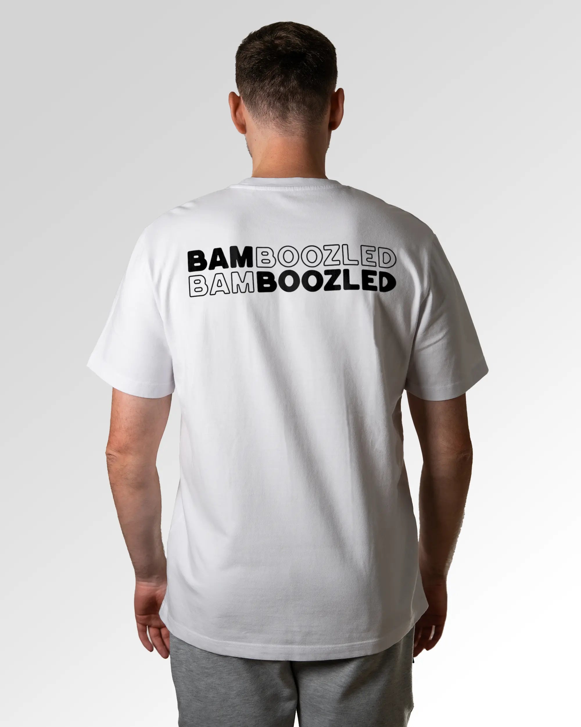 Primärer Modelshot der Druckseite des Organic Unisex T-Shirts von Maondo im Heavy Fit mit dem Design Double Bamboozled in der Farbe White