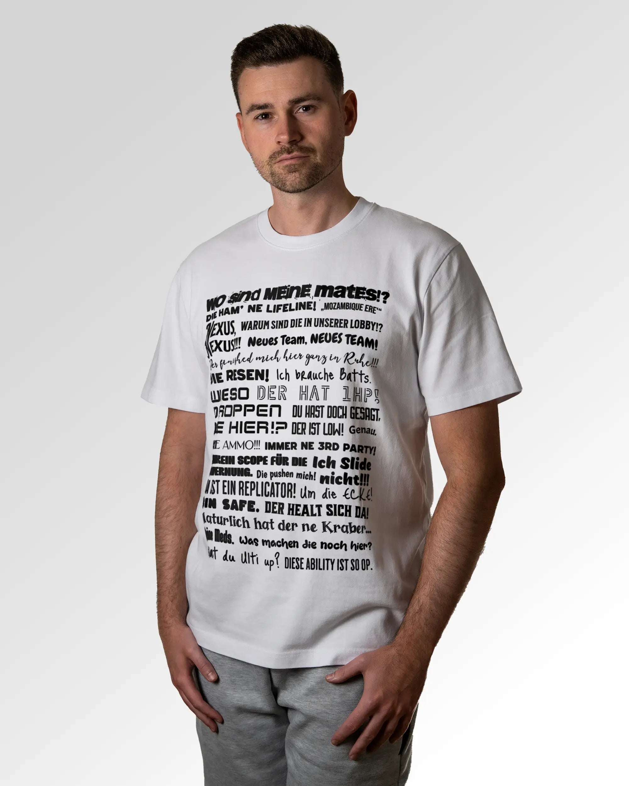 Primärer Modelshot der Druckseite des Organic Unisex T-Shirts von Maondo im Heavy Fit mit dem Design Apex Storytime in der Farbe White