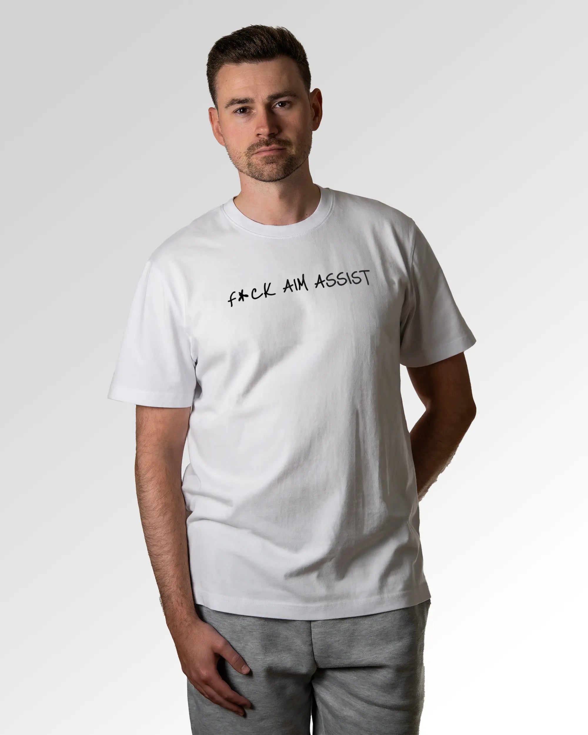 Primärer Modelshot der Druckseite des Organic Unisex T-Shirts von Maondo im Heavy Fit mit dem Design F Aim Assist in der Farbe White