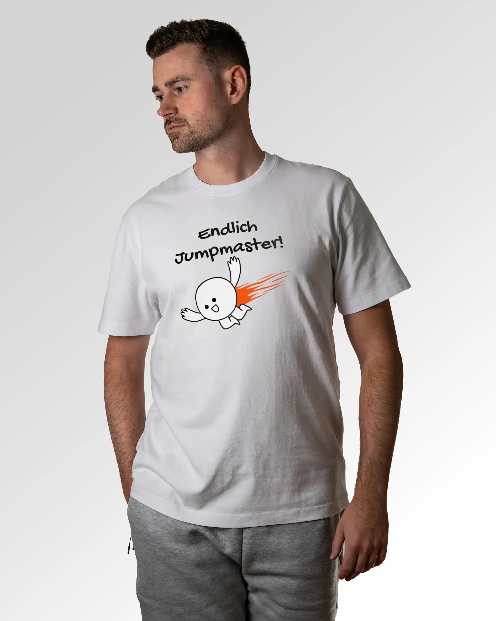 Primärer Modelshot der Druckseite des Organic Unisex T-Shirts von Maondo im Heavy Fit mit dem Design Endlich Jumpmaster in der Farbe White