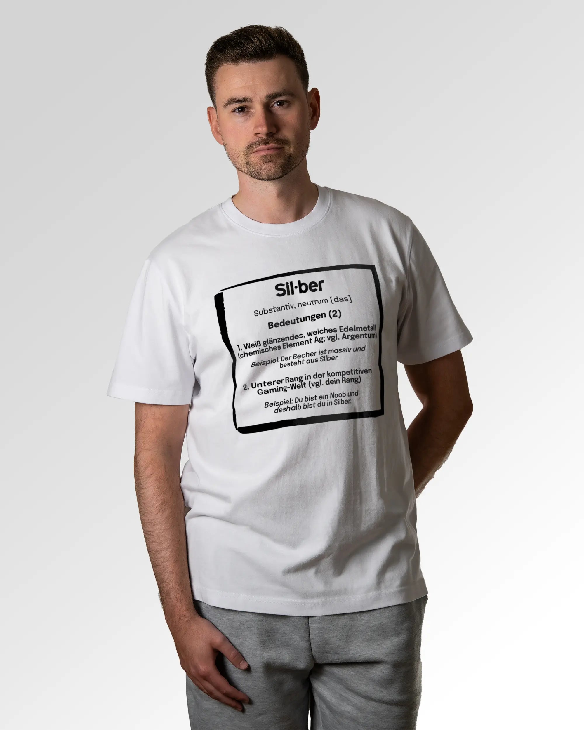 Primärer Modelshot der Druckseite des Organic Unisex T-Shirts von Maondo im Heavy Fit mit dem Design Silber for life in der Farbe White