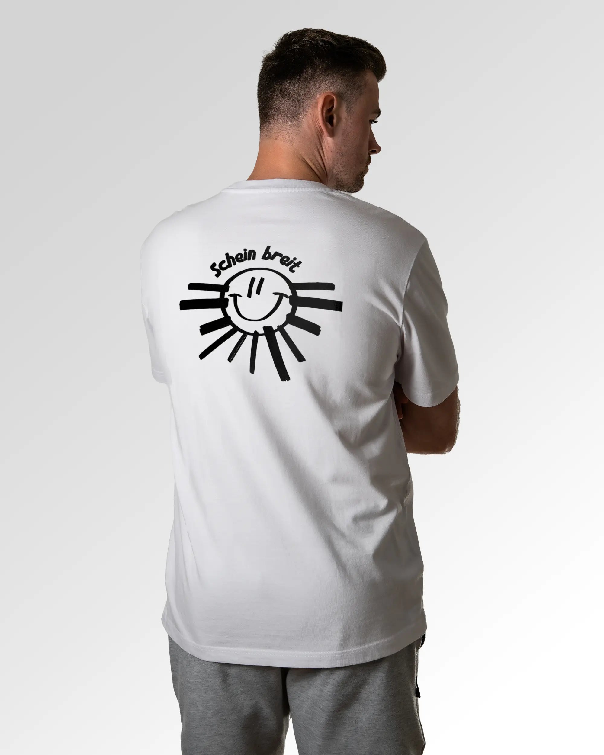 Primärer Modelshot der Druckseite des Organic Unisex T-Shirts von Maondo im Heavy Fit mit dem Design Schein Breit in der Farbe White