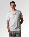 Männlicher Modelshot der primären Druckseite des Organic Unisex T-Shirts von Maondo im Relaxed Fit mit dem Design Authentic Shit in der Farbe White