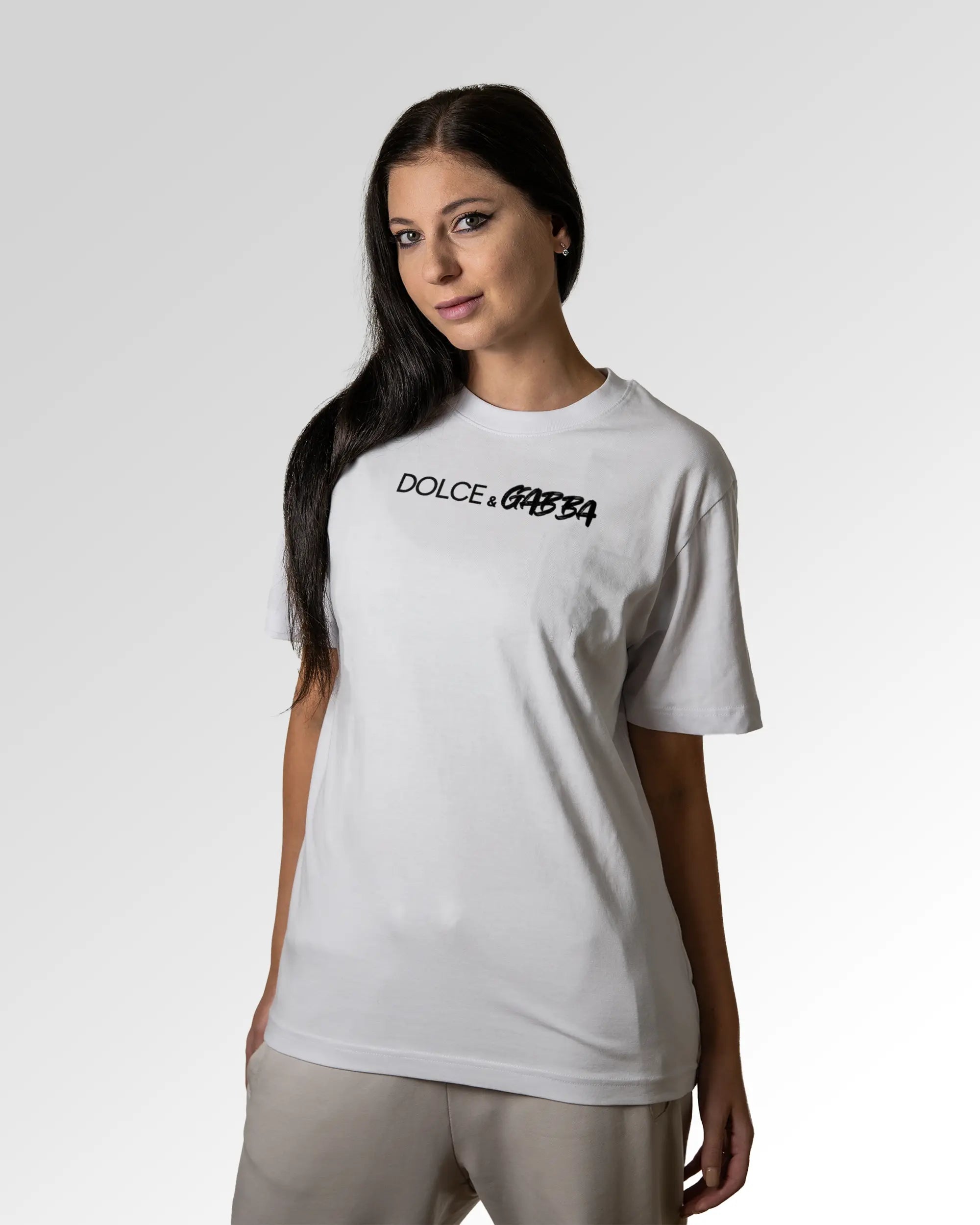 Sekundärer Modelshot der Druckseite des Organic Unisex T-Shirts von Maondo im Heavy Fit mit dem Design Dolce & Gabba in der Farbe White