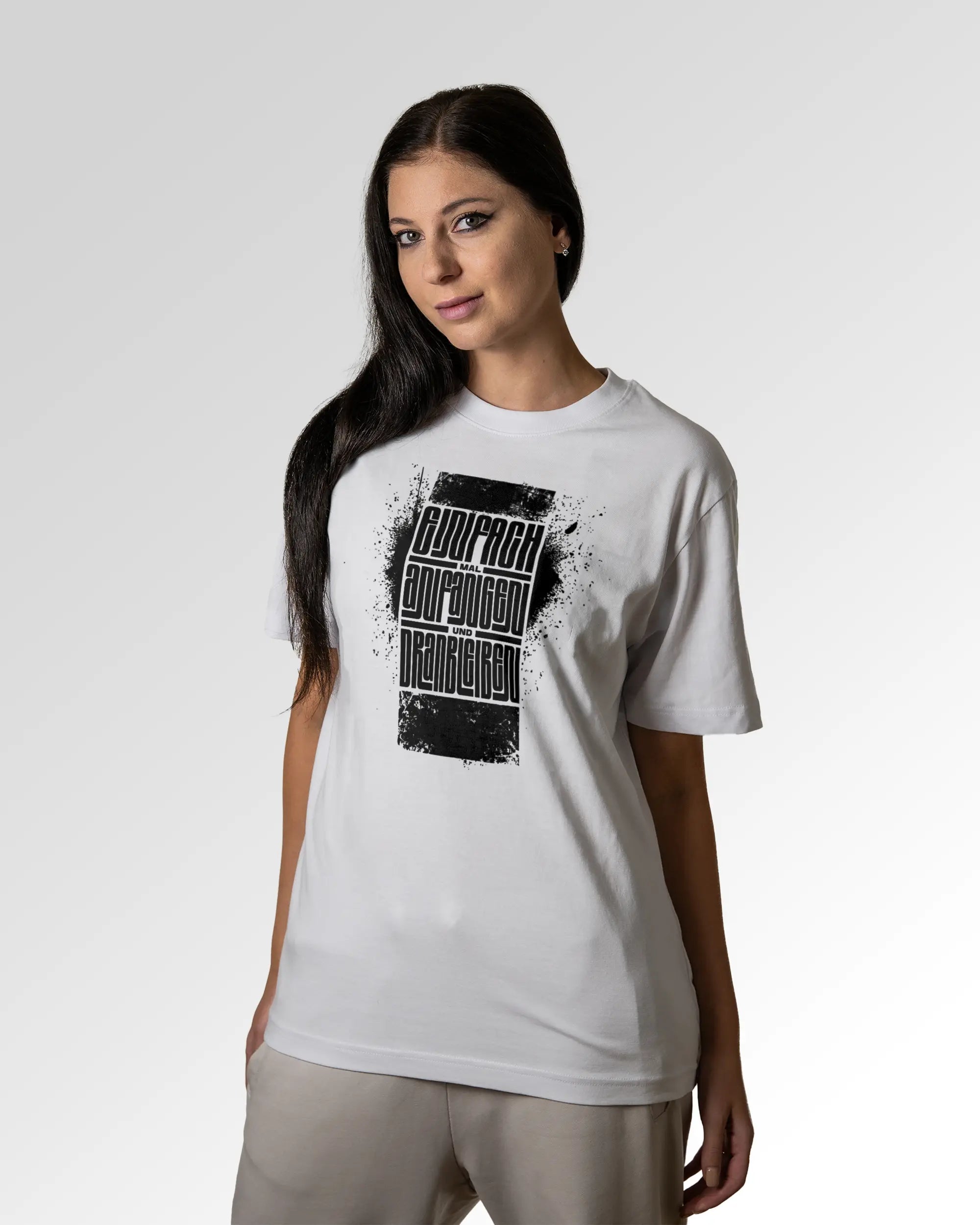 Sekundärer Modelshot der Druckseite des Organic Unisex T-Shirts von Maondo im Heavy Fit mit dem Design Einfach Anfangen in der Farbe White