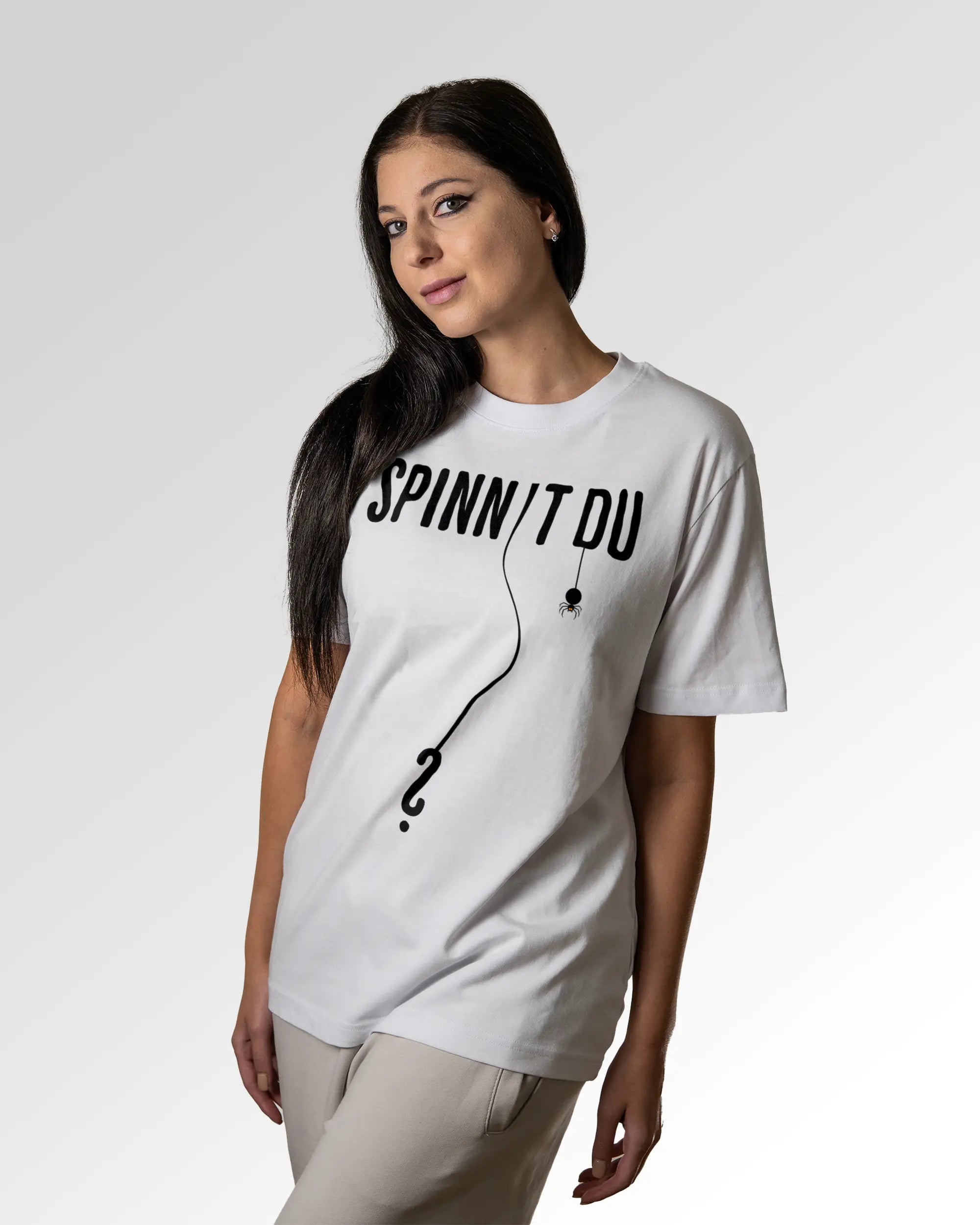 Sekundärer Modelshot der Druckseite des Organic Unisex T-Shirts von Maondo im Heavy Fit mit dem Design Spinnst du? in der Farbe White