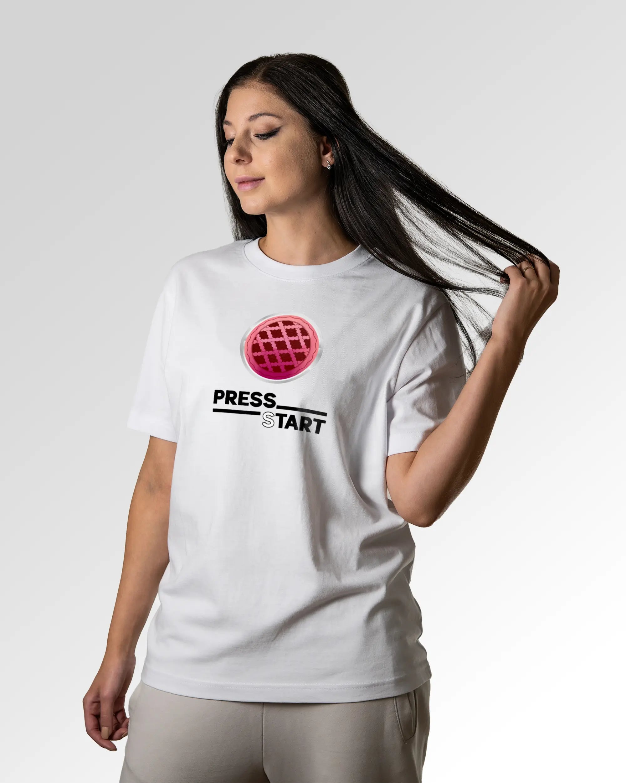 Sekundärer Modelshot der Druckseite des Organic Unisex T-Shirts von Maondo im Heavy Fit mit dem Design Press Tart in der Farbe White