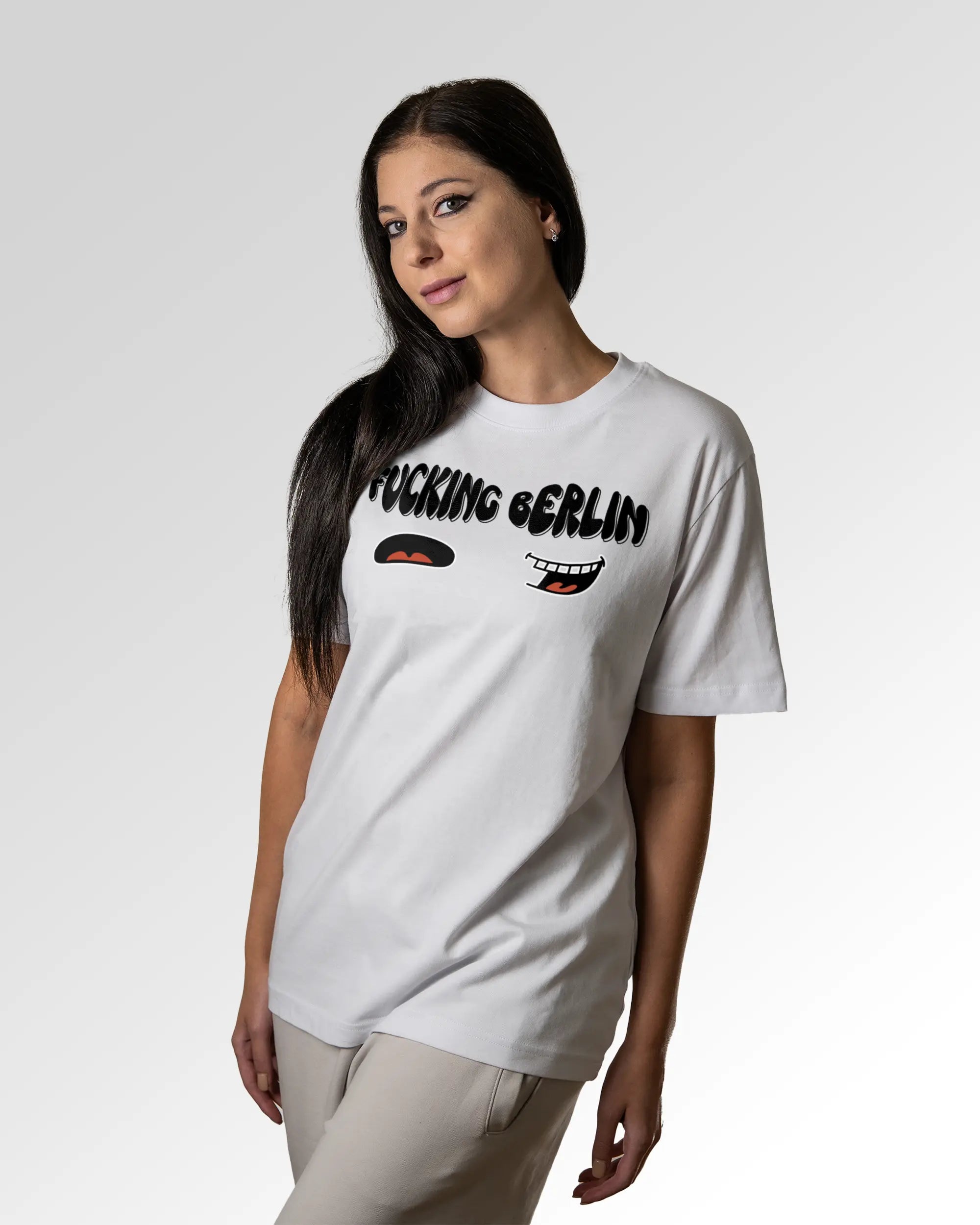 Sekundärer Modelshot der Druckseite des Organic Unisex T-Shirts von Maondo im Heavy Fit mit dem Design F Berlin in der Farbe White