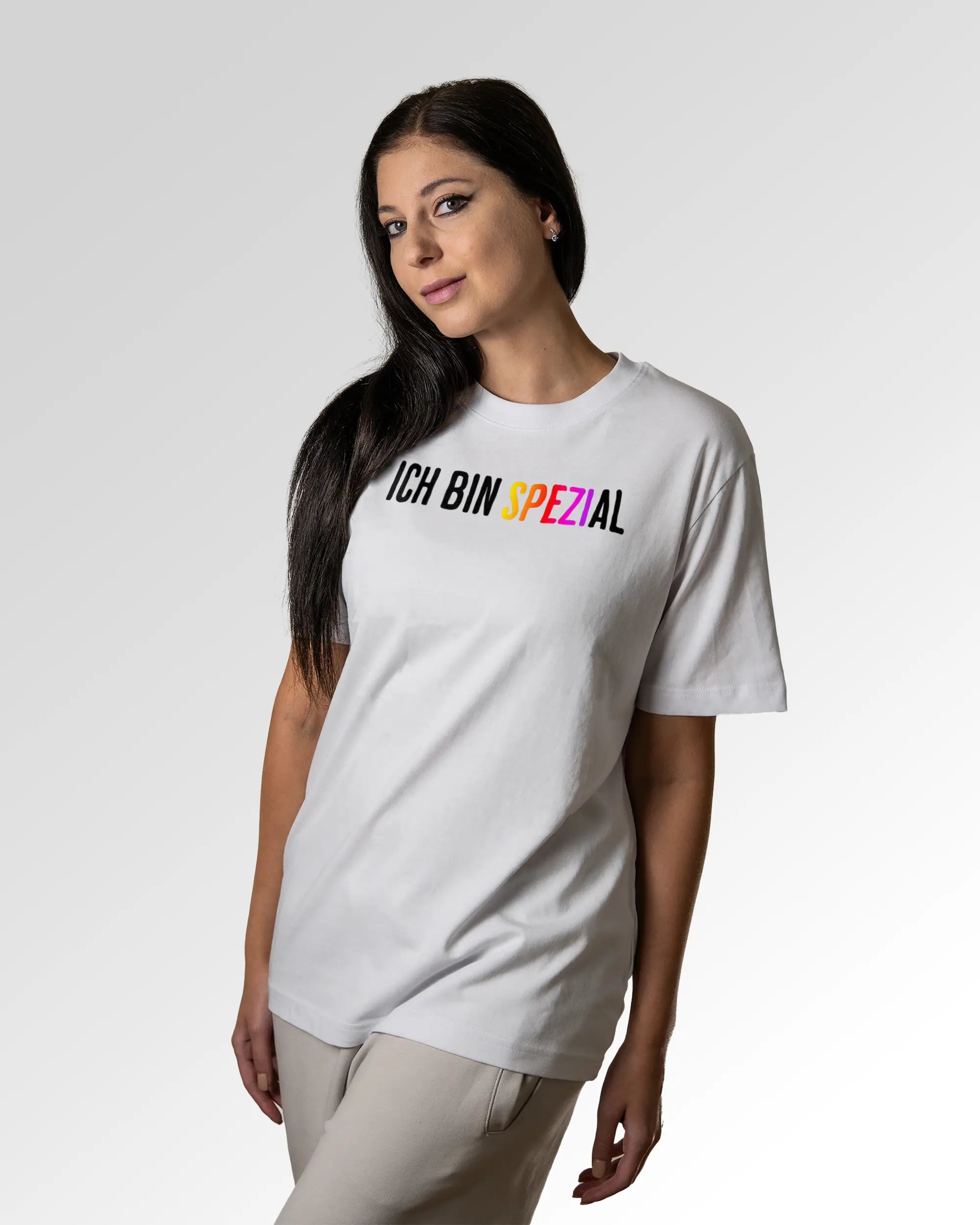 Sekundärer Modelshot der Druckseite des Organic Unisex T-Shirts von Maondo im Heavy Fit mit dem Design Ich bin Spezial in der Farbe White